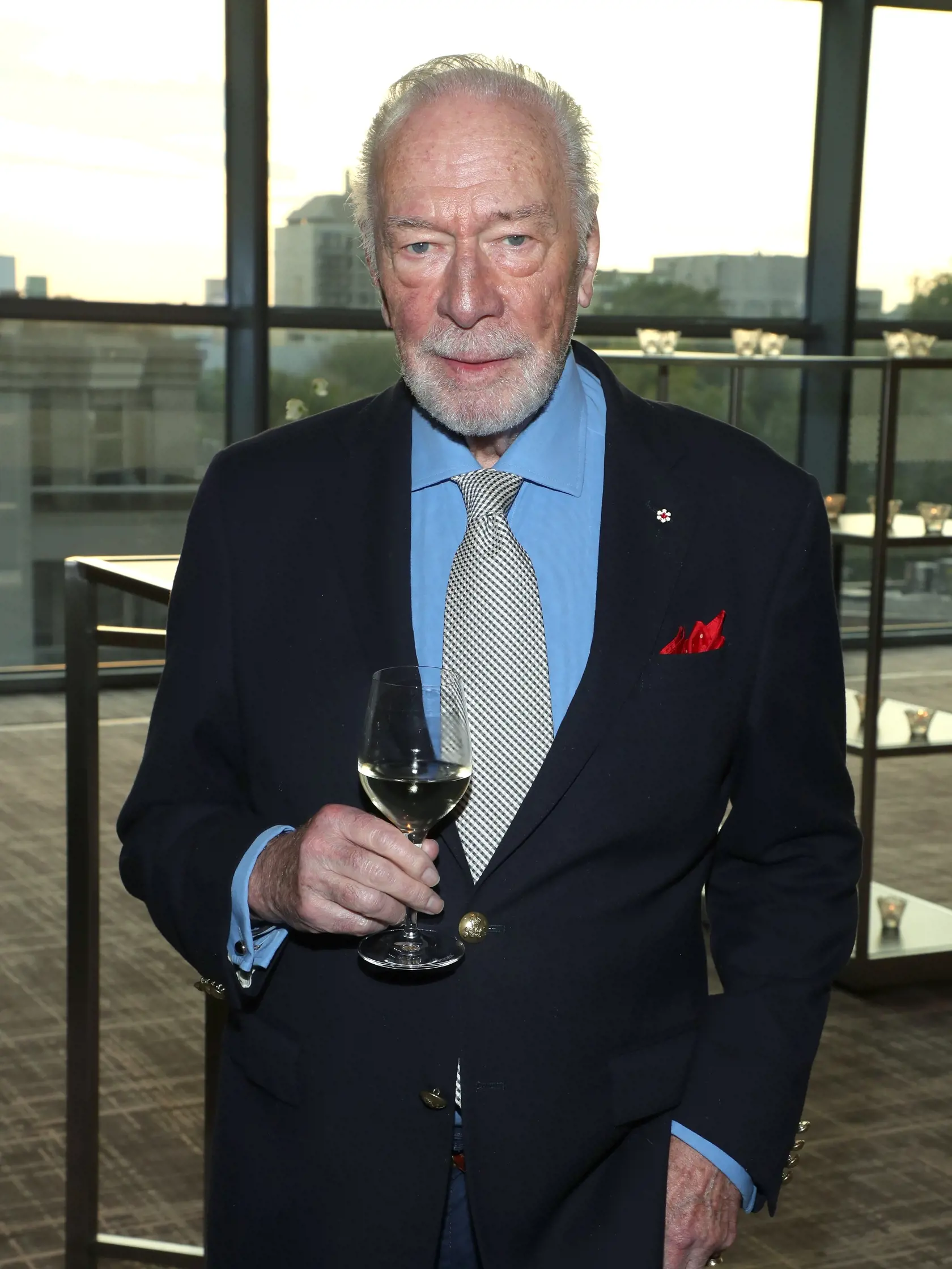 Christopher Plummer (91) je kanadský herec, známy z mnohých historických a dobrodružných filmov. Je tretíkrát ženatý. Jeho prvou manželkou bola herečka a speváčka Tammy Grimes (1956-1960), s ktorou má jedinú dcéru Amandu, druhou Patricia Lewis (1962-1967), od roku 1970 je ženatý s bývalou anglickou herečkou Elaine Taylor.