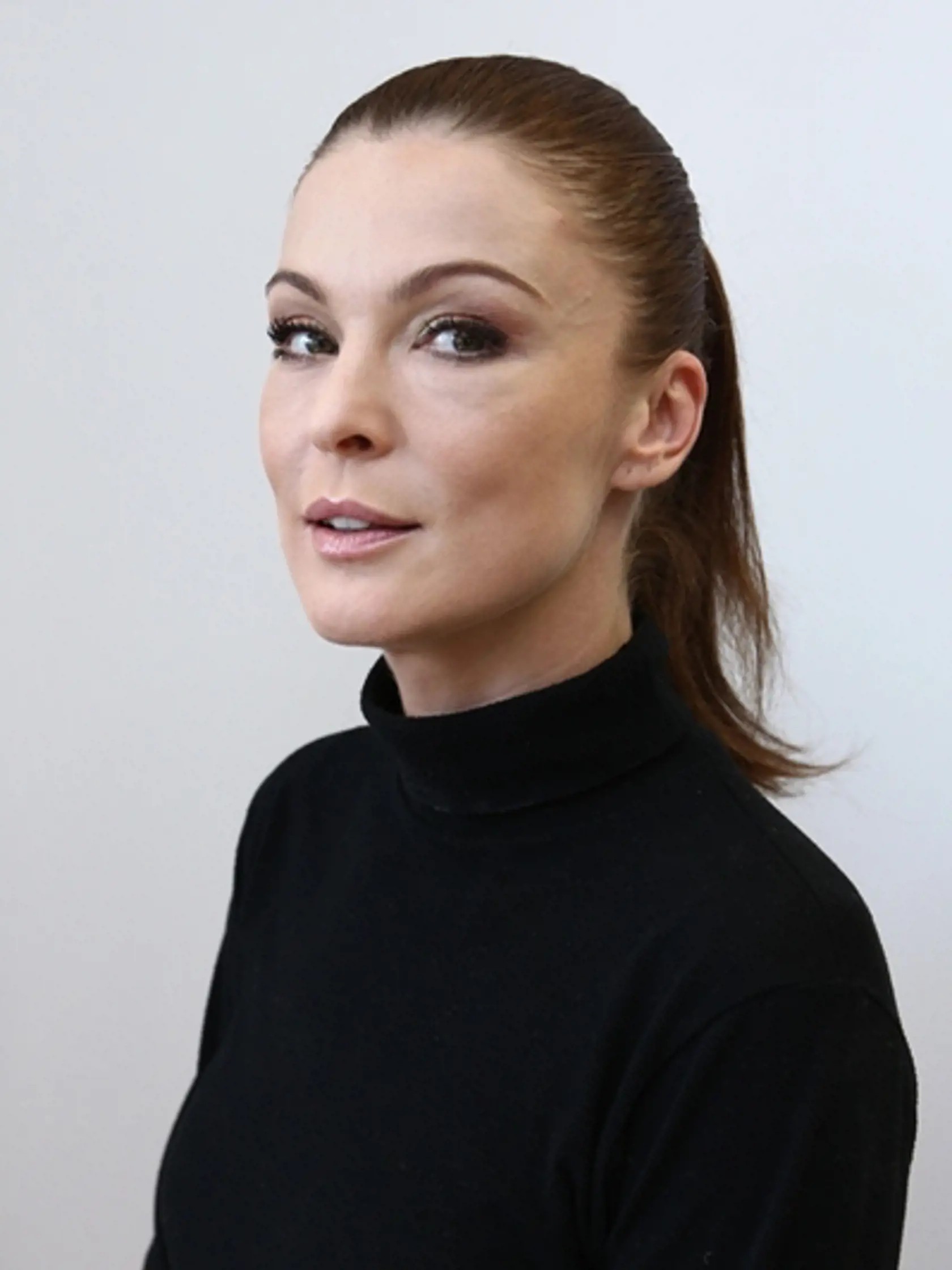 Nina (Elena Podzámska, 43)