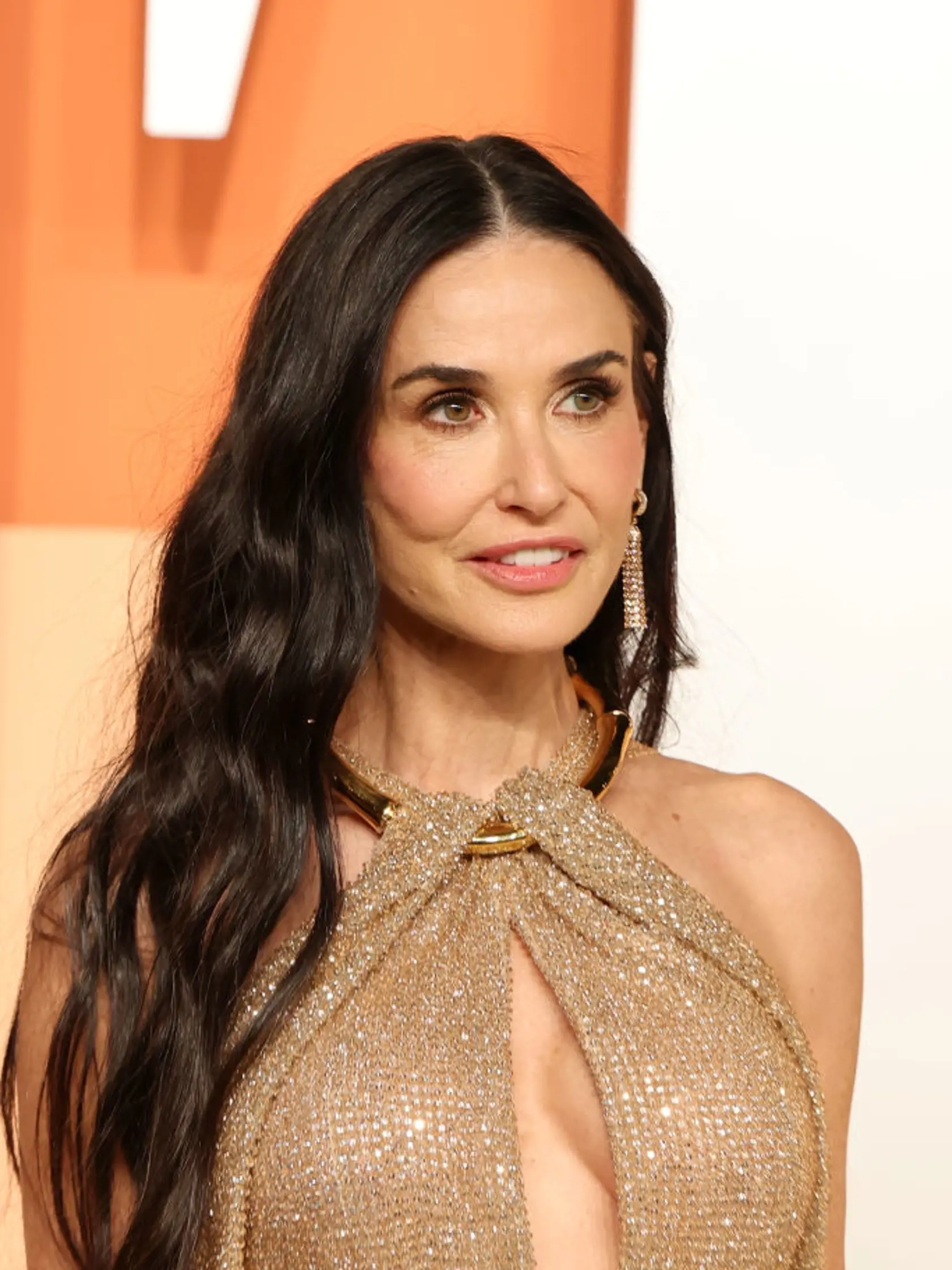 Herečka Demi Moore vzdoruje času a vyzerá o dekády mladšie, ako je. Oproti minulosti vyzerá ako socha a lícne kosti má oveľa výraznejšie, tvár vyzerá pevnejšie a zdvihnutejšie.