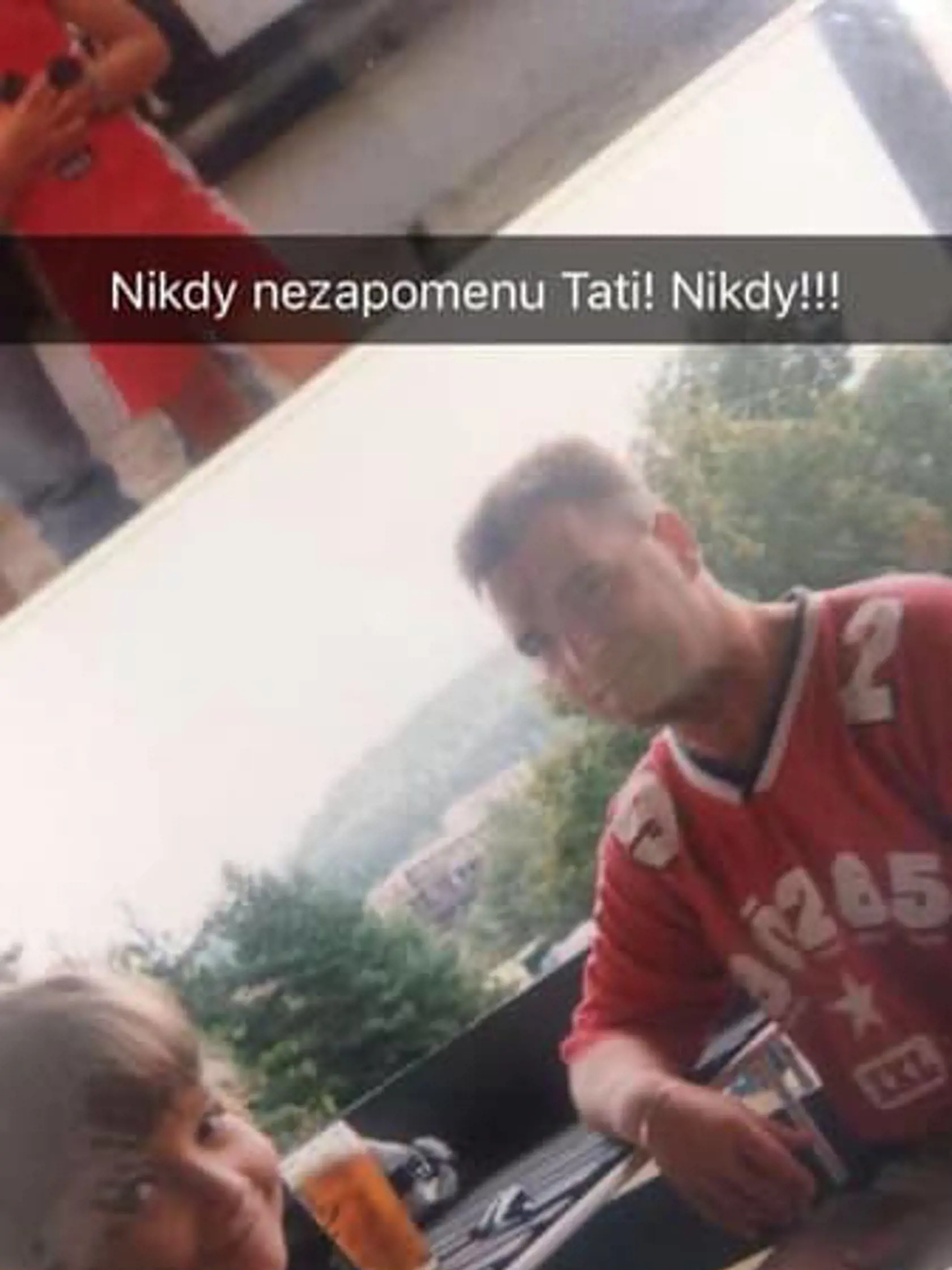 Nikola Buranská ako malé dievčatko na archívnej snímke so svojím otcom.