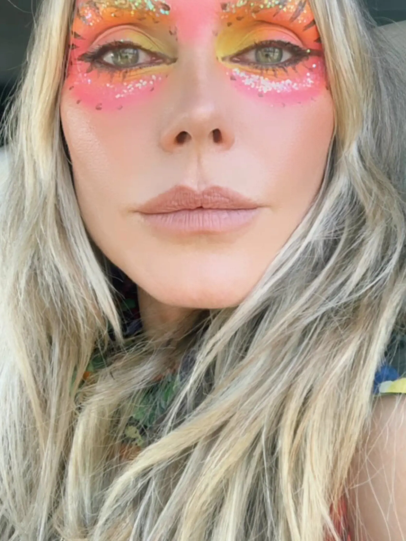 Výrzaný mejkap Heidi Klum sa na festival hodí.