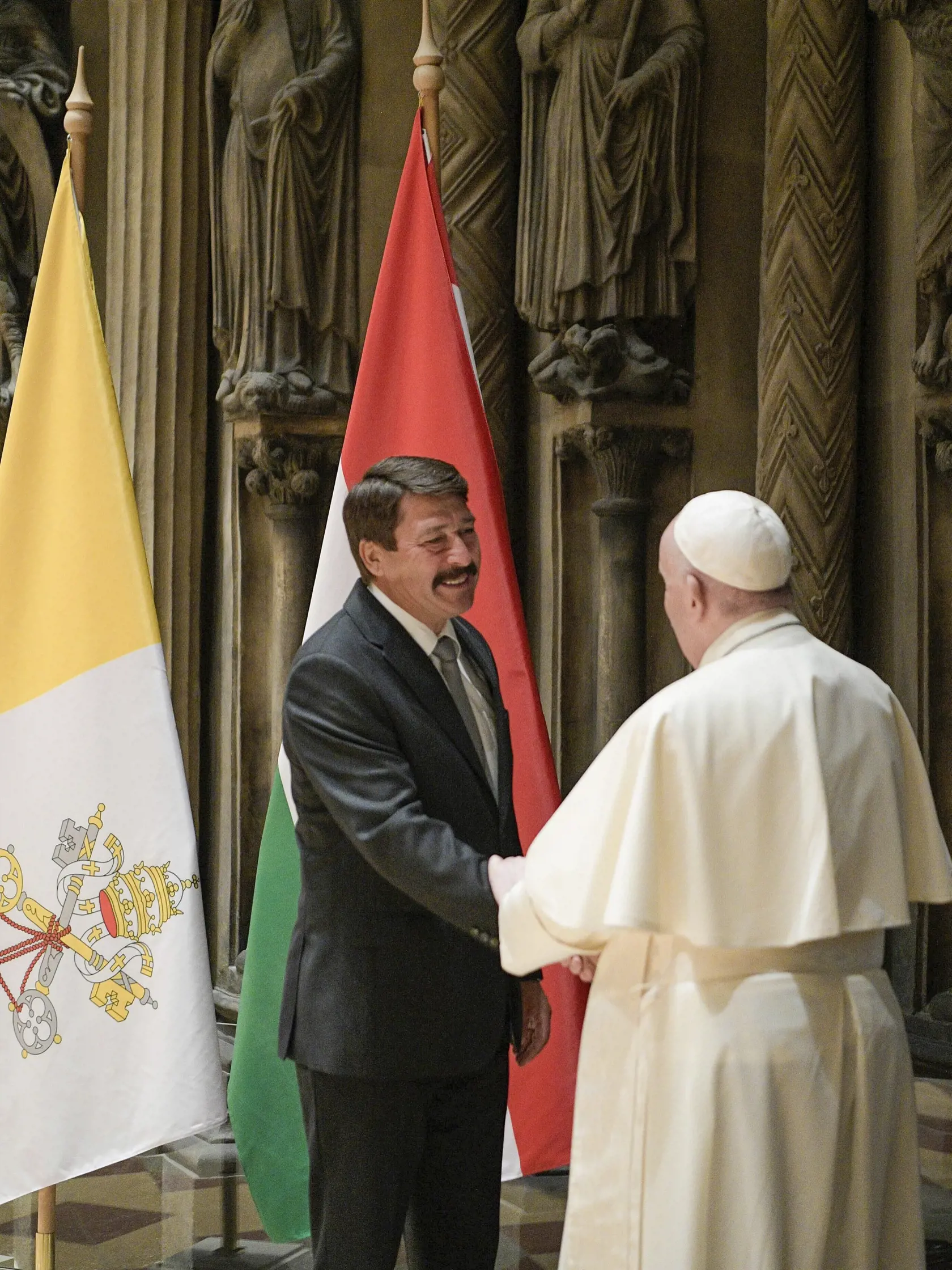KK2 Budapešť - Pápež František a maďarský prezident János Áder si podávajú ruky počas stretnutia 12. septembra 2021 v Budapešti.  Pápež František v nedeľu ráno pristál v Budapešti. Ide o prvú návštevu úradujúceho pápeža v Maďarsku od roku 1996, keď túto krajinu navštívil Ján Pavol II. FOTO TASR/AP
Pope Francis shakes hands with Hungarian President Janos Ader, at Budapest's Museum of Fine Arts, Sunday, Sept. 12, 2021. Francis is opening his first foreign trip since undergoing major intestinal sur
