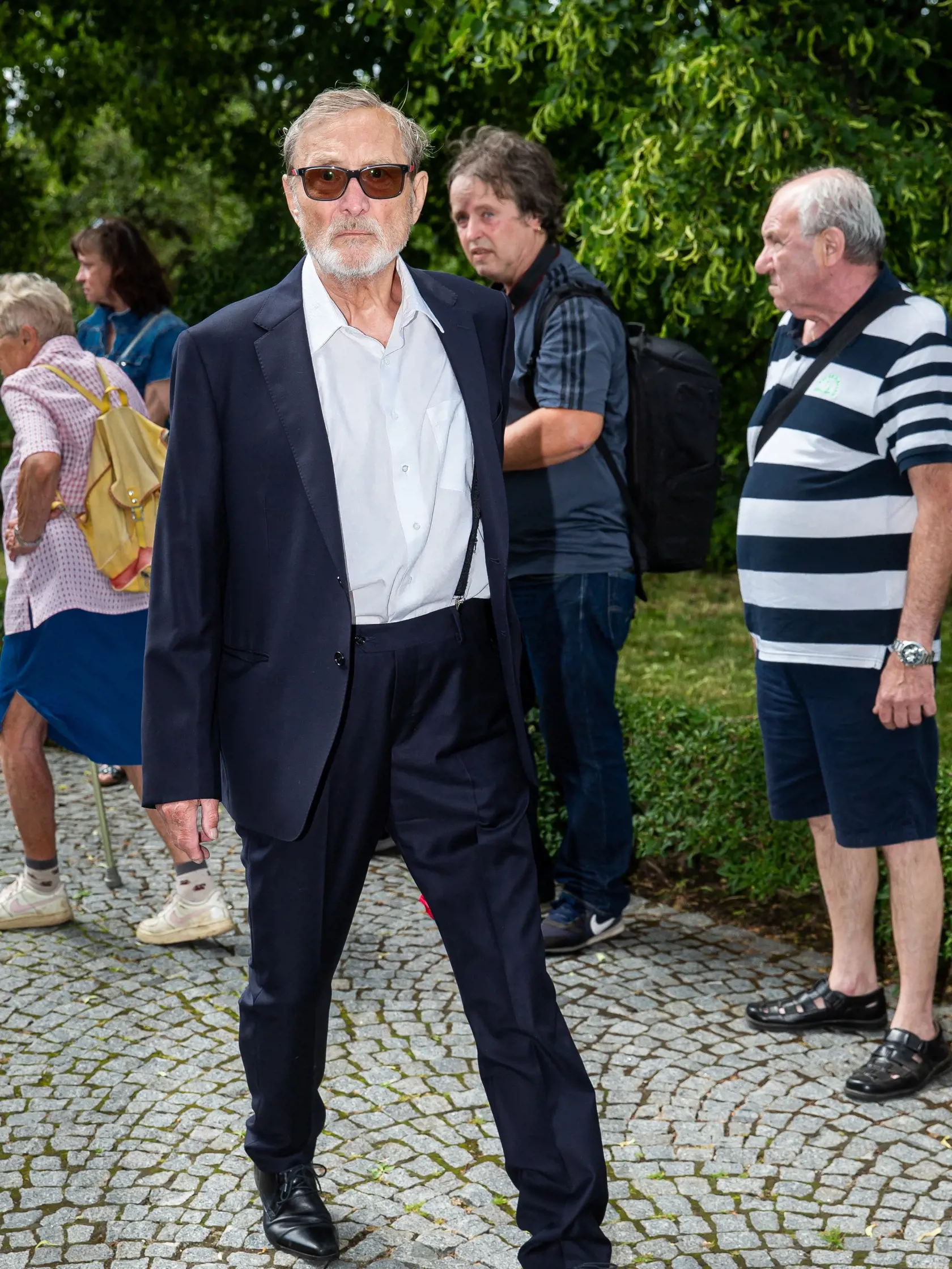 Posledná rozlúčka s českým hercom Josefom Abrhámom v kostole sv. Anežky České na Spořilově v Prahe. Na snímke Ladislav Frej.