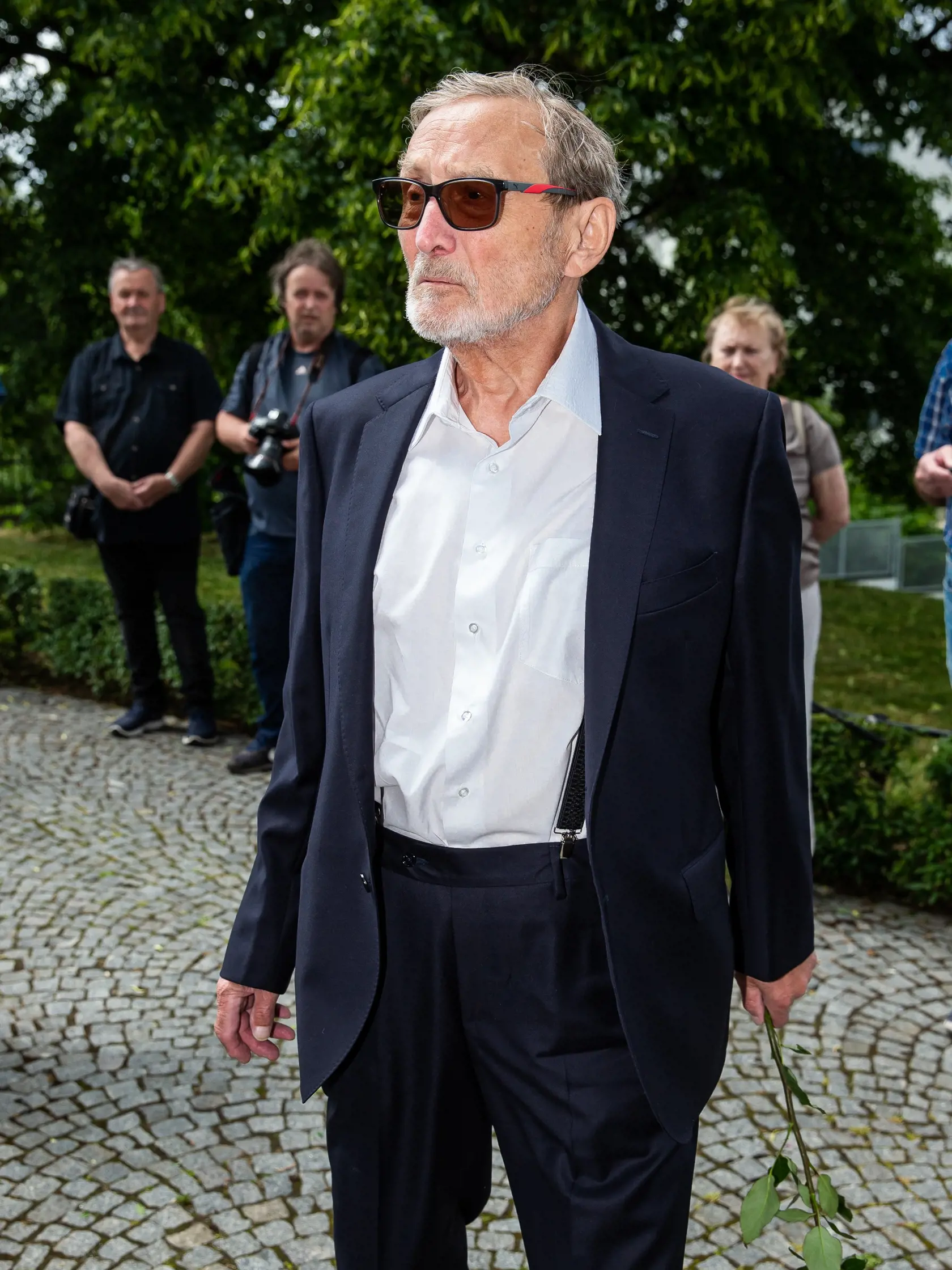 Posledná rozlúčka s českým hercom Josefom Abrhámom v kostole sv. Anežky České na Spořilově v Prahe. Na snímke Ladislav Frej.
