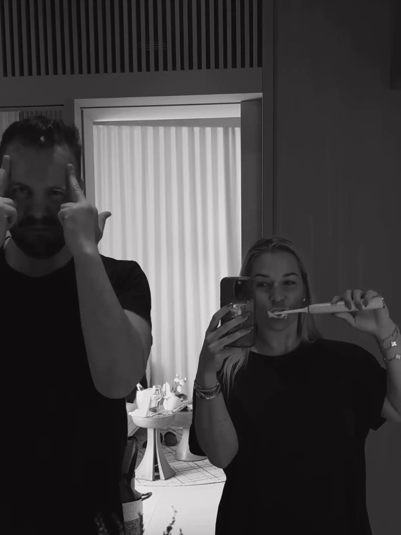 Na izbe jej robí spoločnosť práve dobrý kamarát Kusalík, s ktorým si dokonca spoločne užili umývanie zubov.
