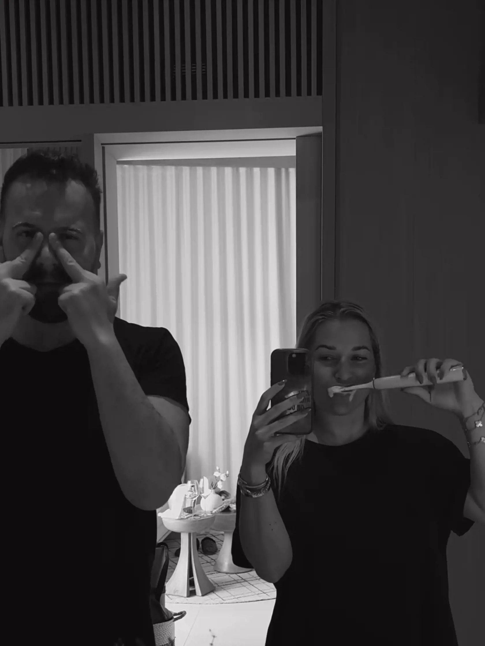 Na izbe jej robí spoločnosť práve dobrý kamarát Kusalík, s ktorým si dokonca spoločne užili umývanie zubov.