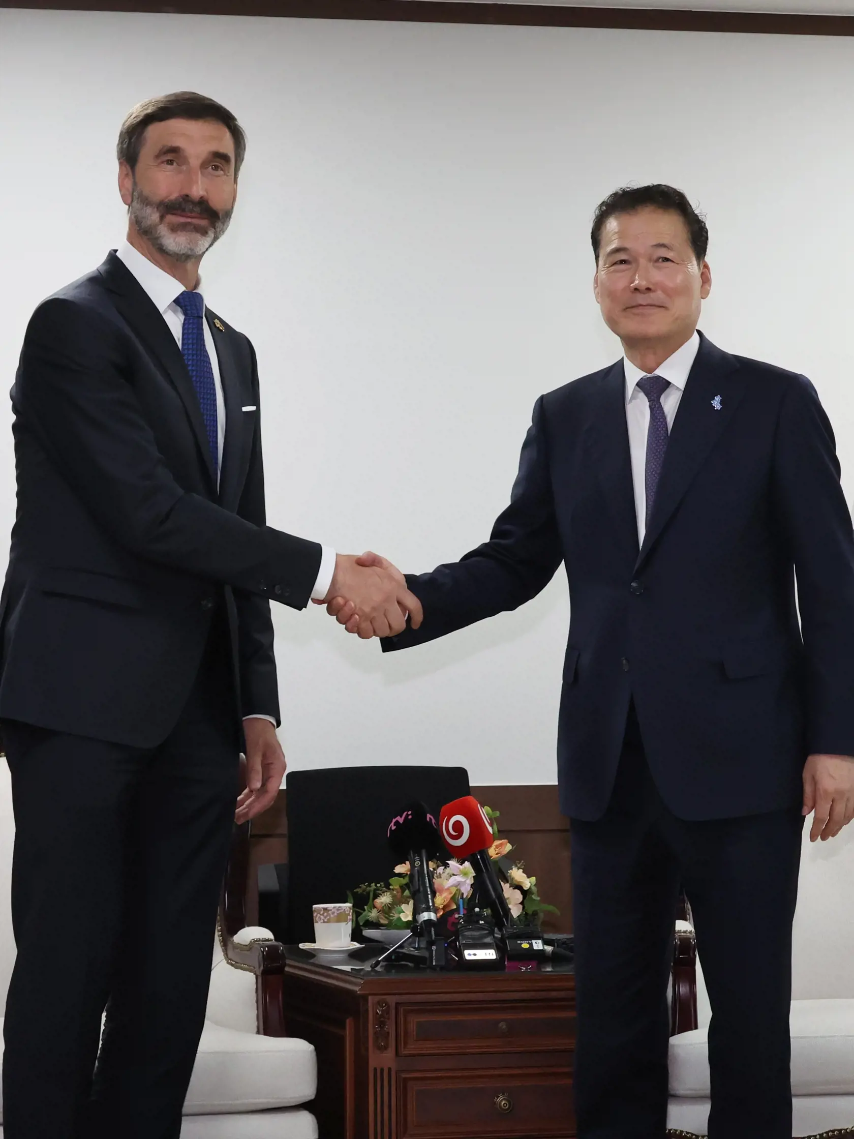 WA 14 Soul - Na snímke zľava minister zahraničných vecí a európskych záležitostí SR Juraj Blanár (Smer-SD) a juhokórejský minister pre zjednotenie Kim Jong-ho pózujú počas stretnutia v Soule v pondelok 13. mája 2024. FOTO TASR/Jonhap 


 Unification minister meets Slovak FM 
South Korean Unification Minister Kim Yung-ho (R) poses for a photo with Slovak Foreign Minister Juraj Blanar during their talks at the government complex in Seoul on May 13, 2024. (Yonhap)/2024-05-13 15:00:46/
<Copyright ¨Ď