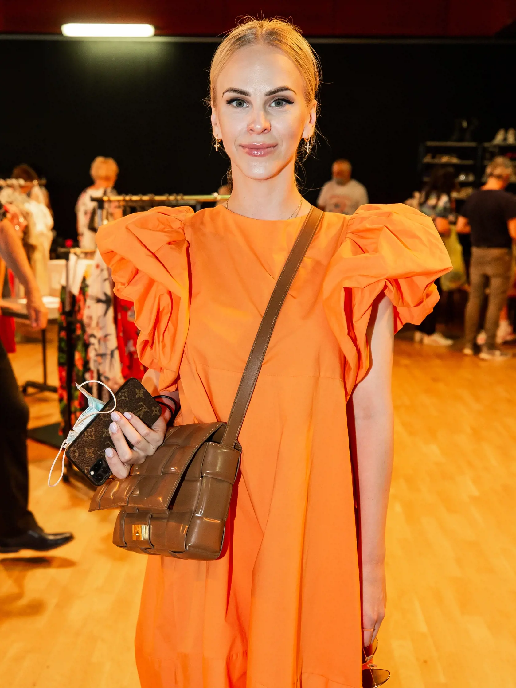 Charitatívny bazár Otta Weitera z vecí po jeho zosnulej manželke v bratislavskom Dome kultúry Zrkadlový háj. Na snímke Barbora Balúchová.