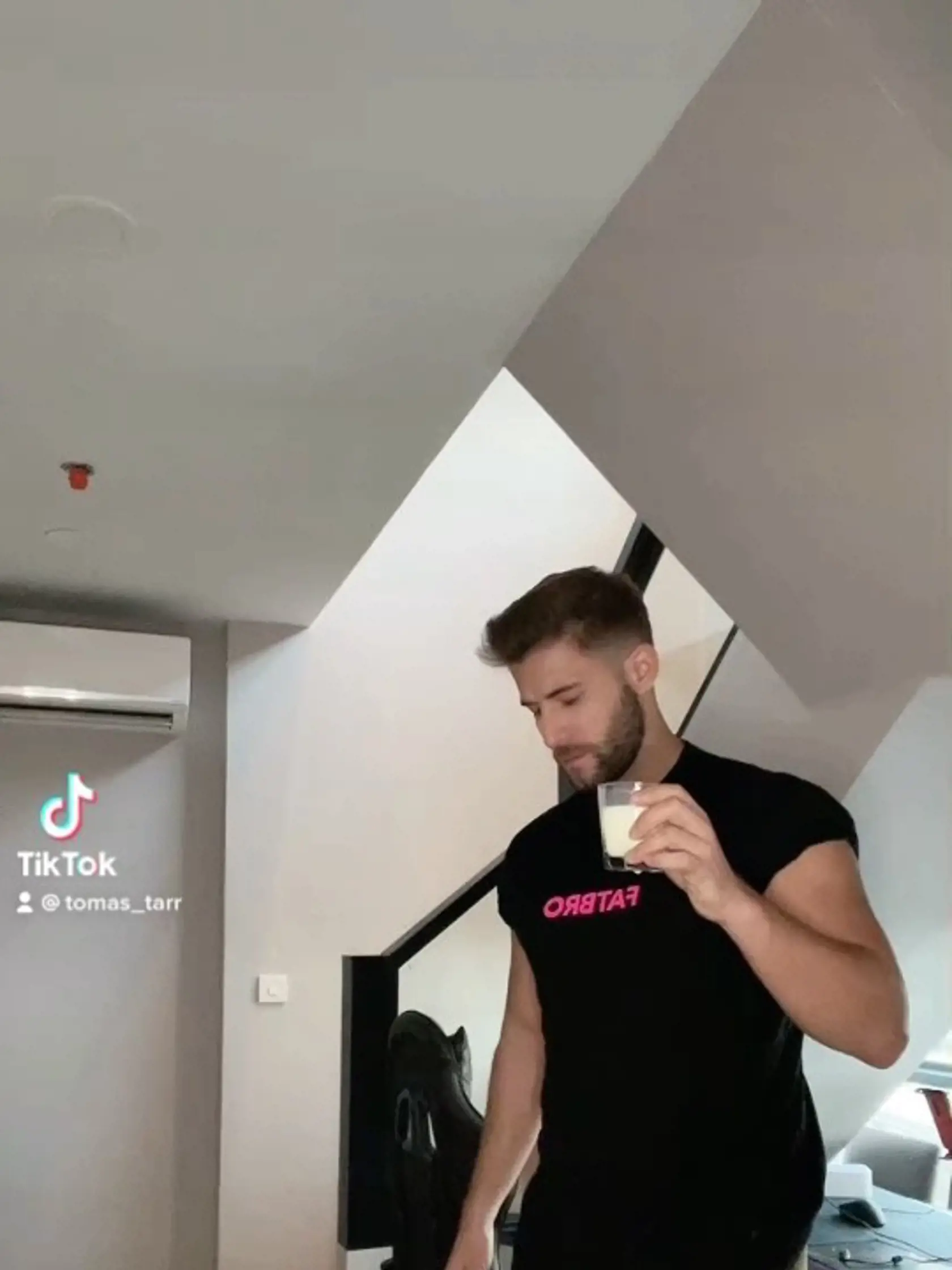 Tomáš si zarába hlavne tvorbou vtipných videi, ktoré väčšinou natáča priamo vo svojom byte.