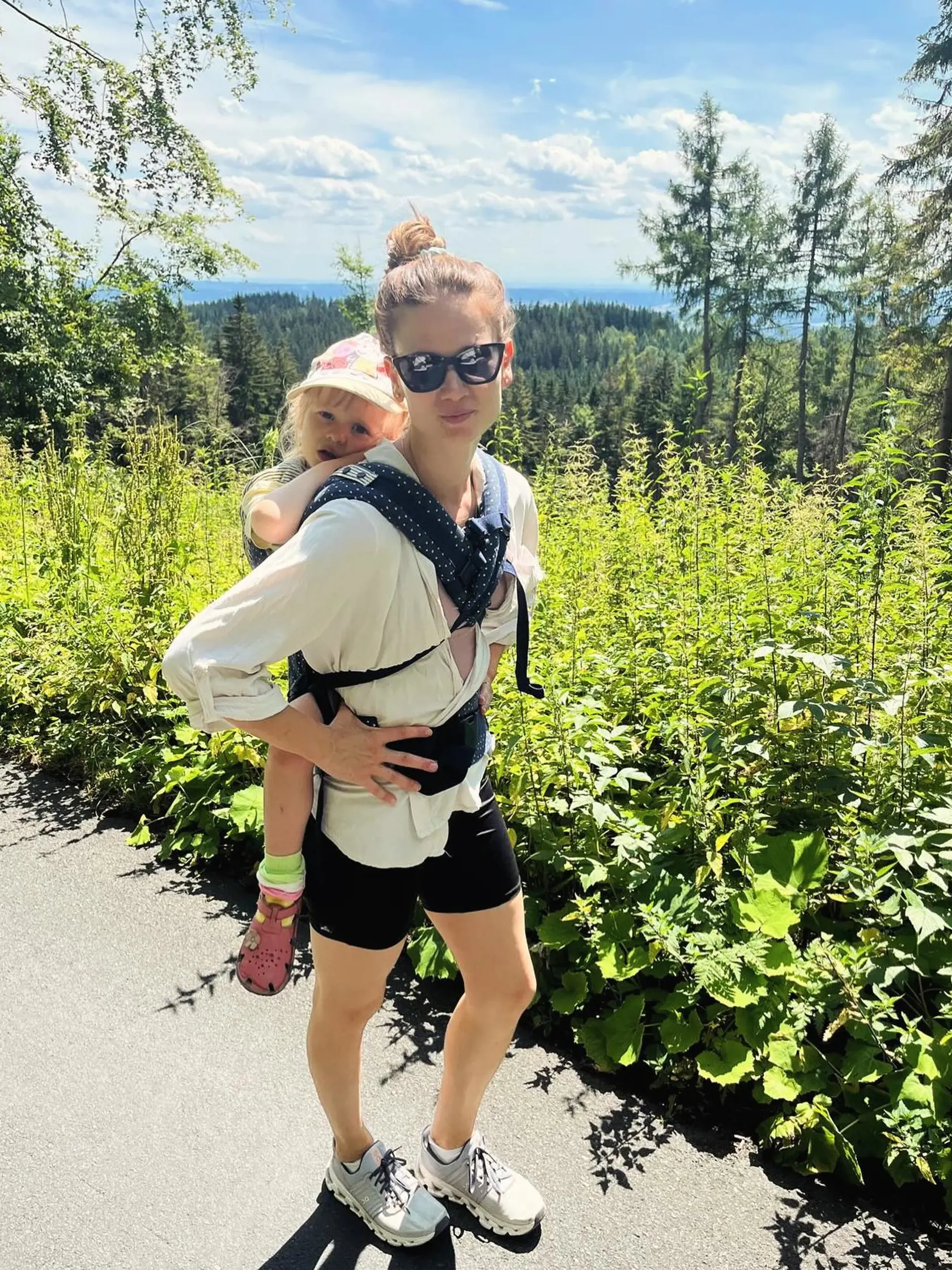 Na turistike v českých Krkonošiach. Soňa Ferienčíková, partnerka lídra PS Michala Šimečku, brázdila navyššie české hory aj s malou dcérkou.