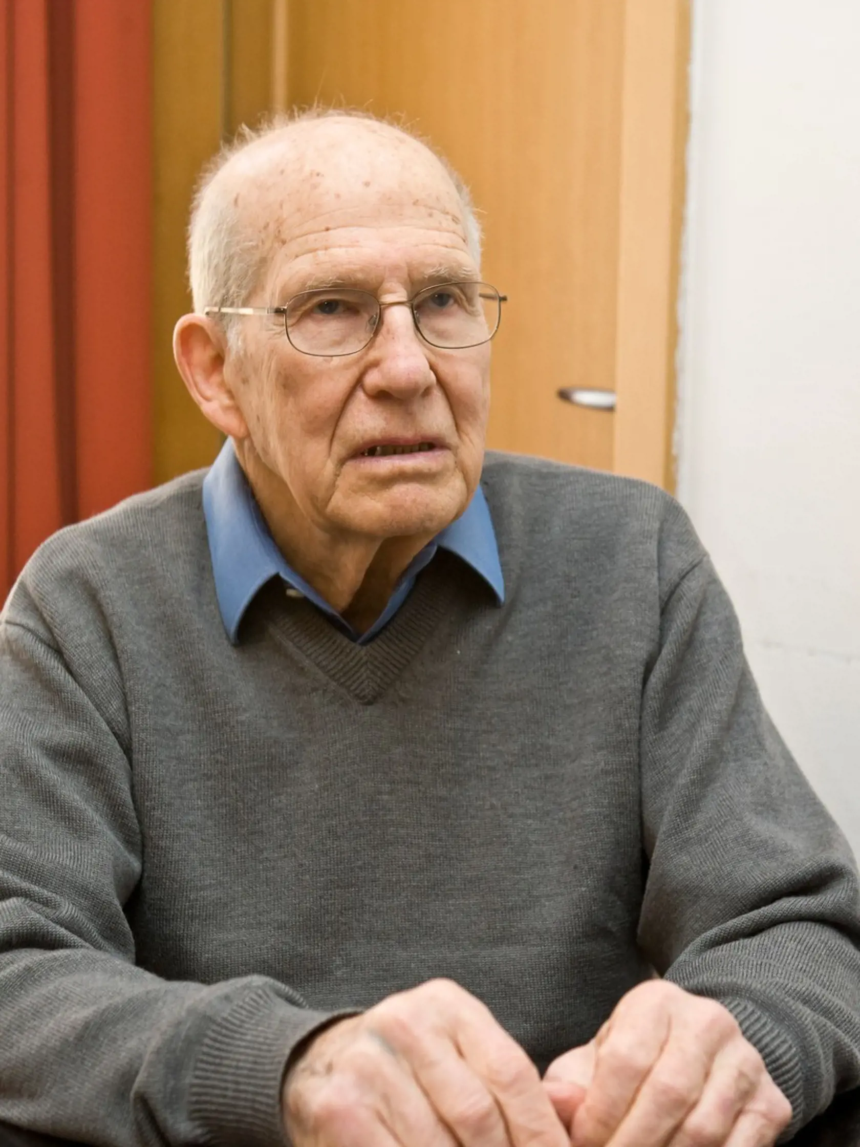 Abeles sa narodil v roku 1925 vo Viedni v českožidovskej rodine a od roku 1933 žil v Prahe. Po vojne sa vrátil do hlavného mesta oslobodeného Československa. Jeho rodina však holokaust neprežila.
