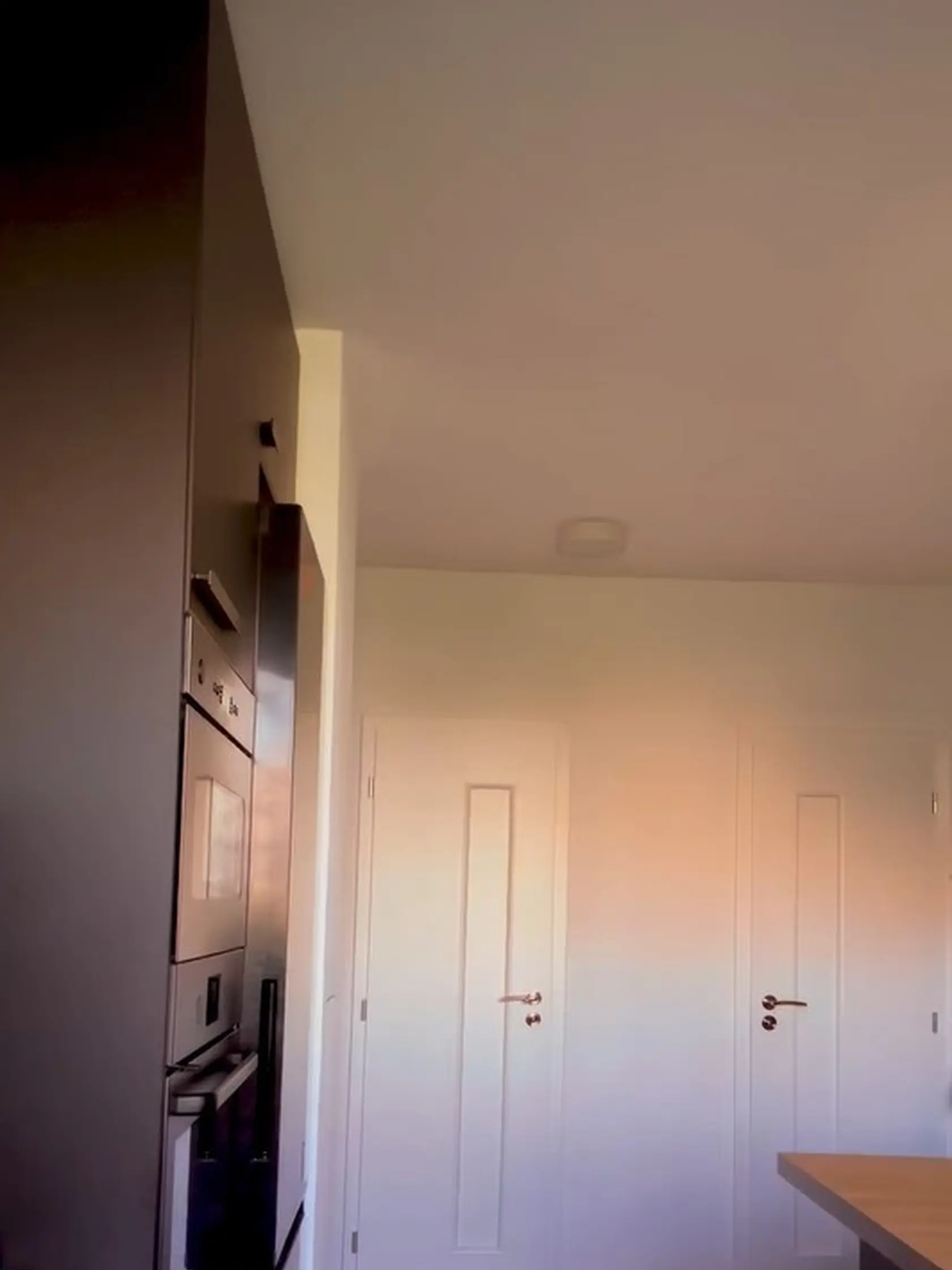 Herečka Monika Szabó ukázala v reklamnom videu svoju modernú kuchyňu.
