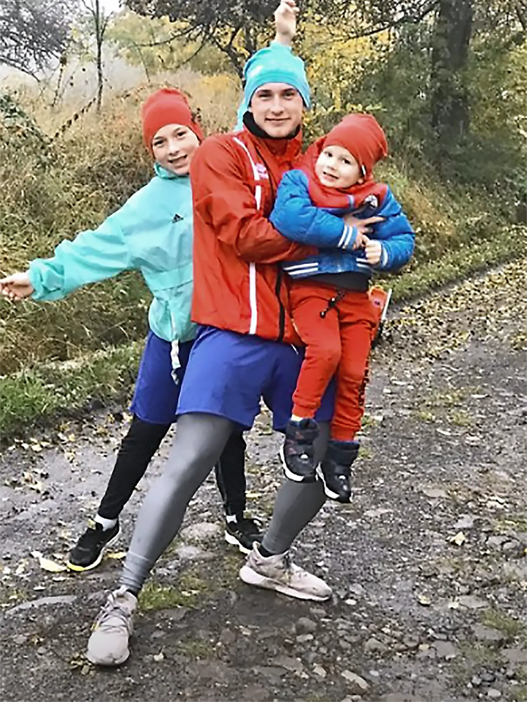 Syn Samuel s nevlastnými bratmi Leom a Adamom.