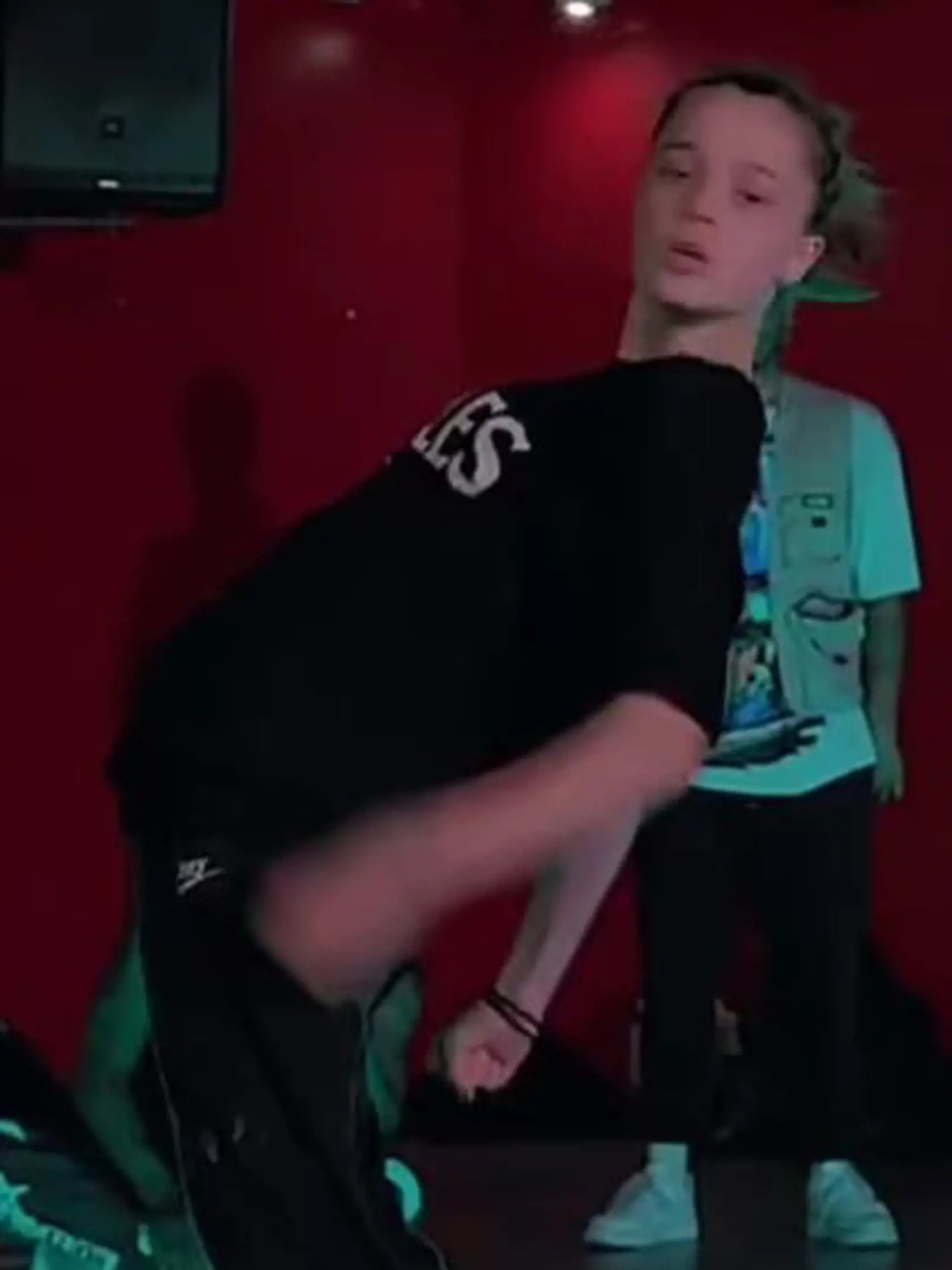 Dcéru Angeliny Jolie a Brada Pitta Shiloh Nouvel zachytili kamery, ako predvádza svoje pôsobivé tanečné pohyby, keď tancuje na novú pieseň Vegas od Doja Cat vo videu , ktoré na YouTube zverejnil  choreograf Hamilton Evans z Los Angeles.