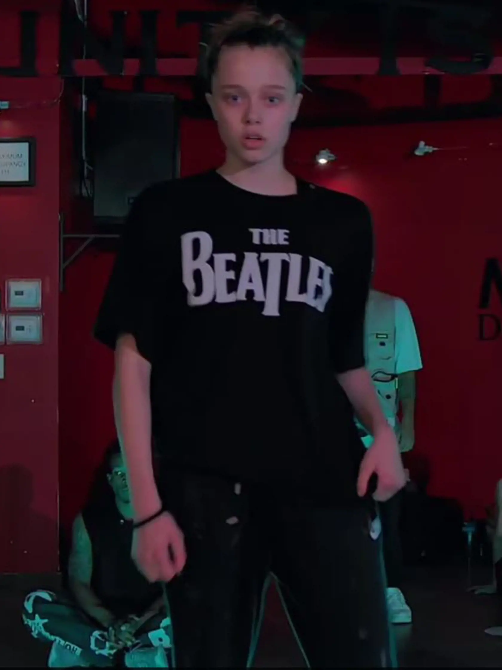 Shiloh si zopla vlasy do strapatého účesu a na sebe mala čierne tričko Beatles, široké nohavice a gaštanové tenisky Vans. Fanúšikom však neunikla ani jej podoba s mamou Angelinou Jolie, keď bola v približne jej veku. Čím je Shiloh staršia, tým viac sa podobá práve na svoju mamu. Čo poviete?