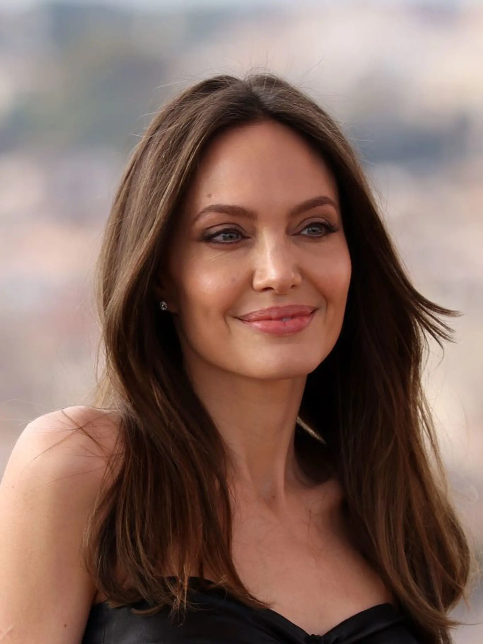 Posledný večer Medzinárodného filmového festivalu v Ríme patril filme Eternals. Angelina Jolie, ktorá vo filme stvárnil hlavnú úlohu, na rímskom premiéru opáta priviedla aj svoje dcéry. Talentovaná herečka v krásnych šatách bok po boku svojej rodiny len žiarila.