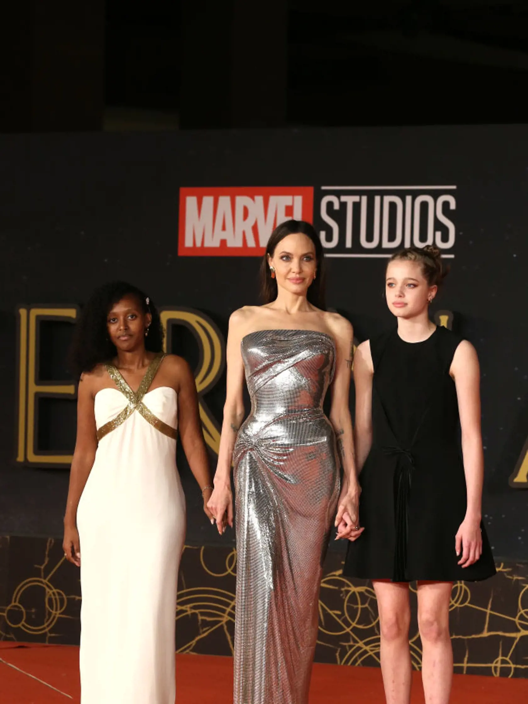 Na premiére filmu Eternals ju sprevádzali dcéry Zahara a Shiloh.