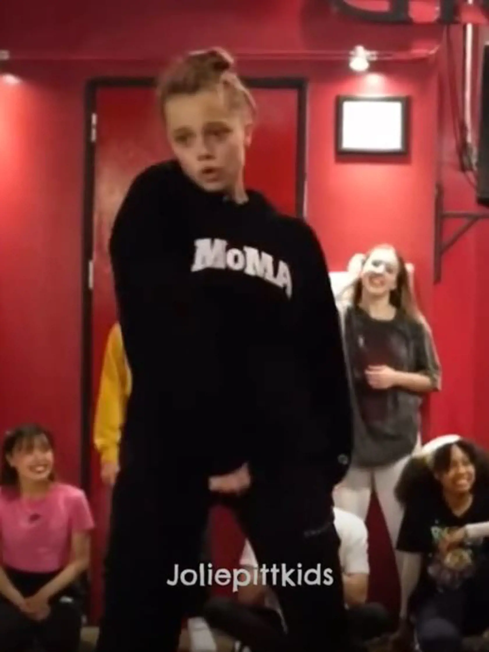 Obzvlášť jej posledné video so sólo tancom na pieseň „About Damn Time“ si vyslúžilo potlesk jej kamarátov z tanečnej školy.