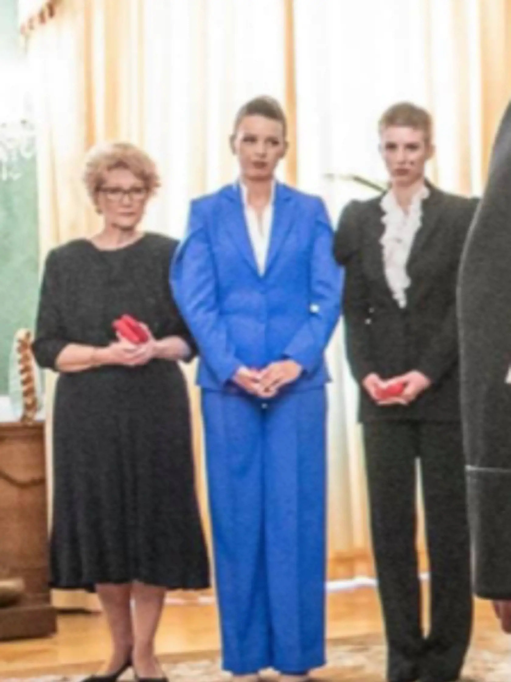Dcéry prezidentky Zuzany Čaputovej si na stretnutie s pápežom obliekli kostým.