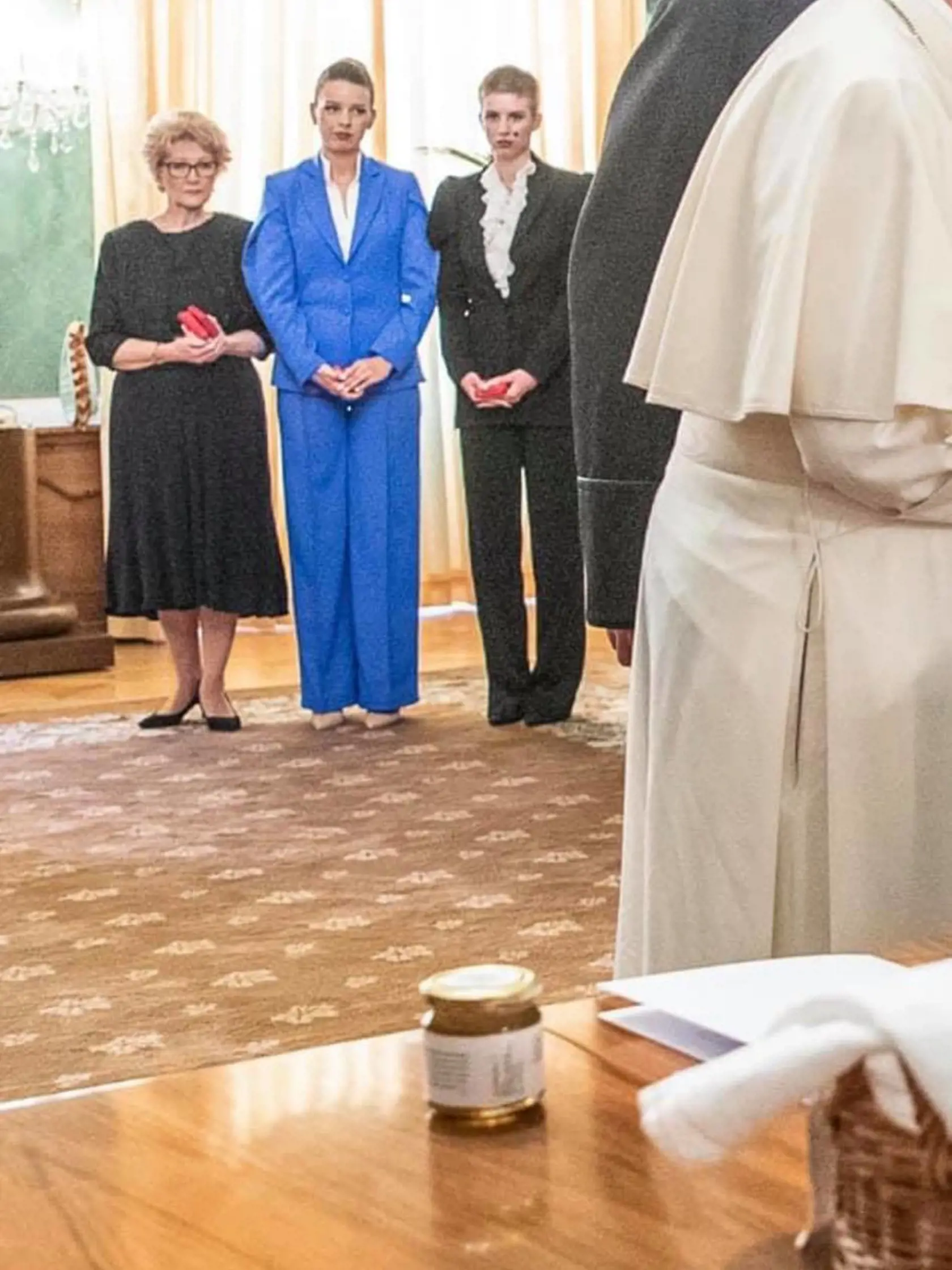 Dcéry prezidentky Zuzany Čaputovej si na stretnutie s pápežom obliekli kostým.