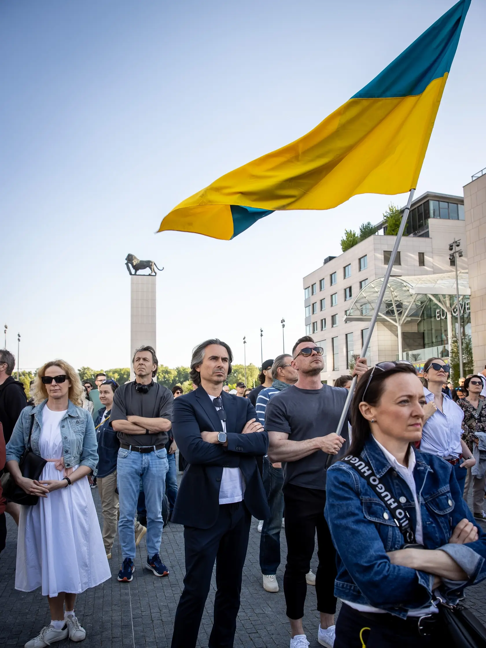 Na snímke vľavo Matej Drlička, počas protestu pred novou budovou Slovenského národného divadla, kde vystupuje ruská operná speváčka Anna Netrebko.