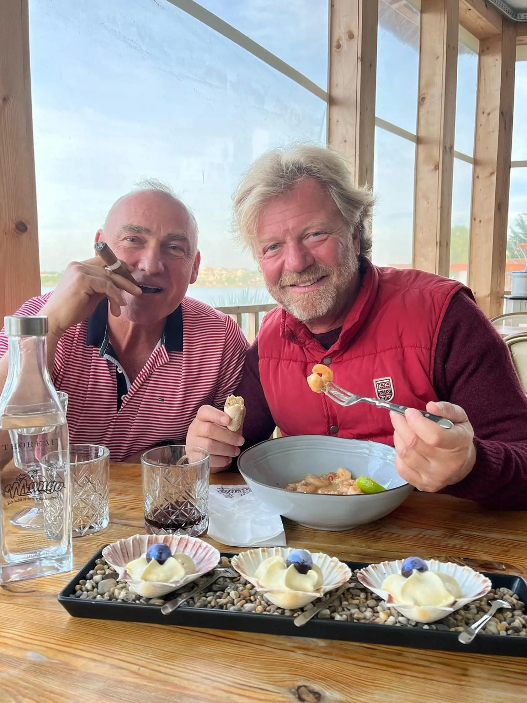 "Pán Mango a ja v reštaurácii “MANGO”. V Dunajskej Lužnej na jazere Košariská. Ako vždy úžasné jedlo a atmosféra. 🌞" napísal Maroš k fotke na svojom Instagrame. Reštiku má na skok od svojho domu.