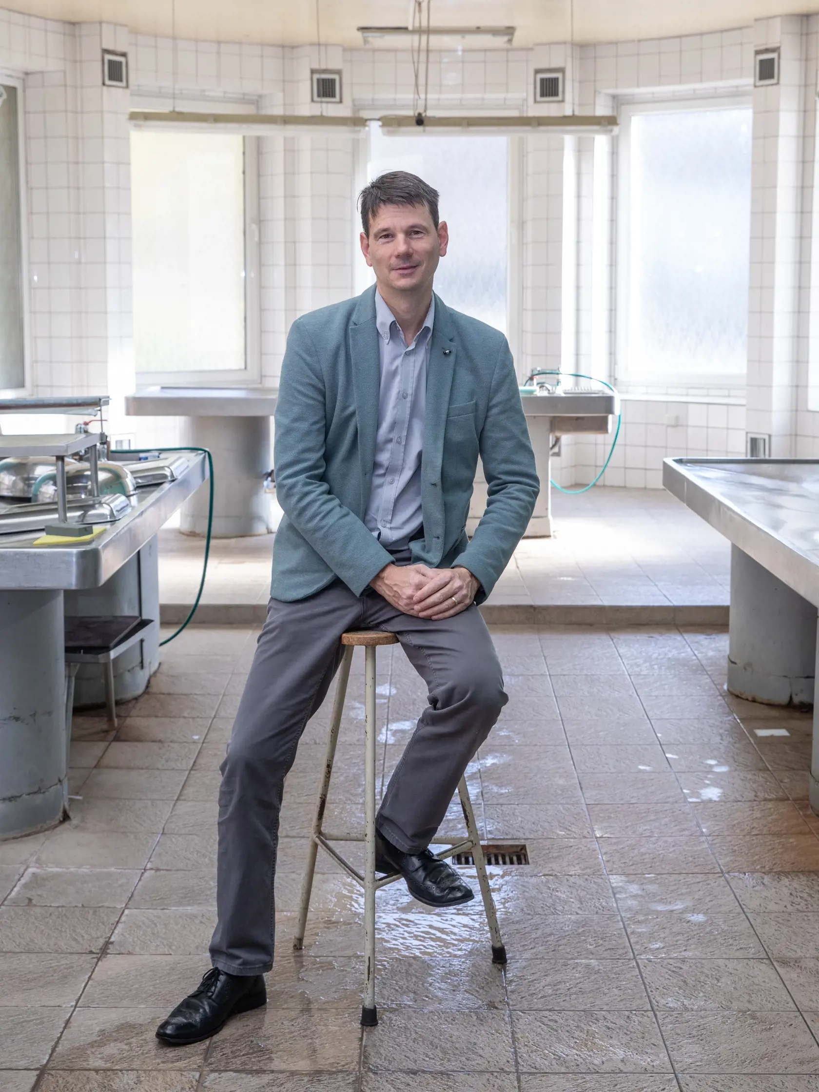 Na snímke je MUDr. Michal Palkovič, ktorý pracuje v ústave patologickej anatómie a ako odborný asistent vysokej školy lekárskej fakulty.