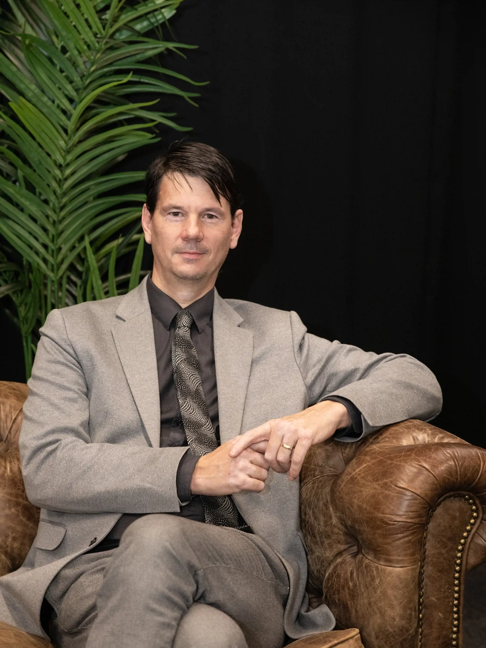 Na snímke je MUDr. Michal Palkovič, ktorý pracuje v ústave patologickej anatómie a ako odborný asistent vysokej školy lekárskej fakulty.
