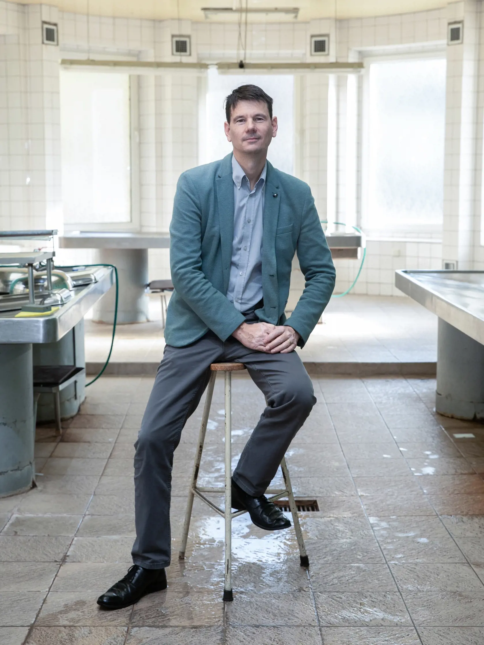 Na snímke je MUDr. Michal Palkovič, ktorý pracuje v ústave patologickej anatómie a ako odborný asistent vysokej školy lekárskej fakulty.