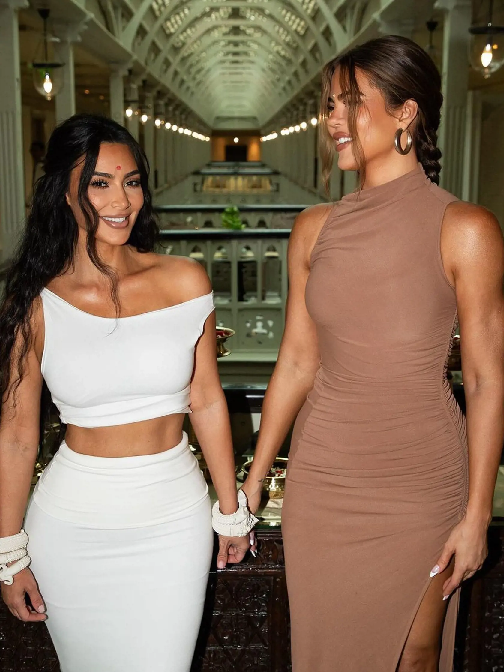 Kim a Khloér Kardashianové si užili svadbu v Indii.
