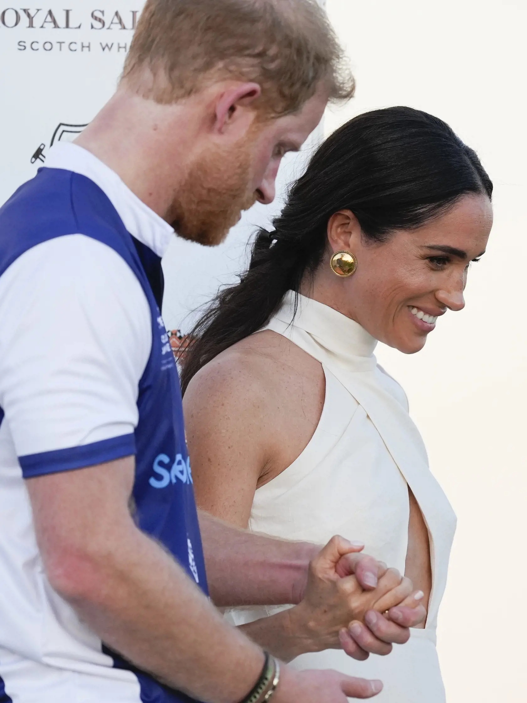 Idylickú reklamu na American Riviera Orchard v nádhernom dome a Meghan v kuchyni variacu dobroty čoskoro vystriedala poriadne ostrá kritika. Verejnosť sa začala obúvať predovšetkým do jej džemov. "Jedinou muchou je Meghanina nová internetová značka American Riviera Orchard. Meghan sa rozplakala, keď bola značka uvedená na trh a jej nový džem bol extrémne vysmiaty za to, že je vraj drahý a nie je ničím výnimočný," prezradil kráľovský expert a autor Tom Quinn.