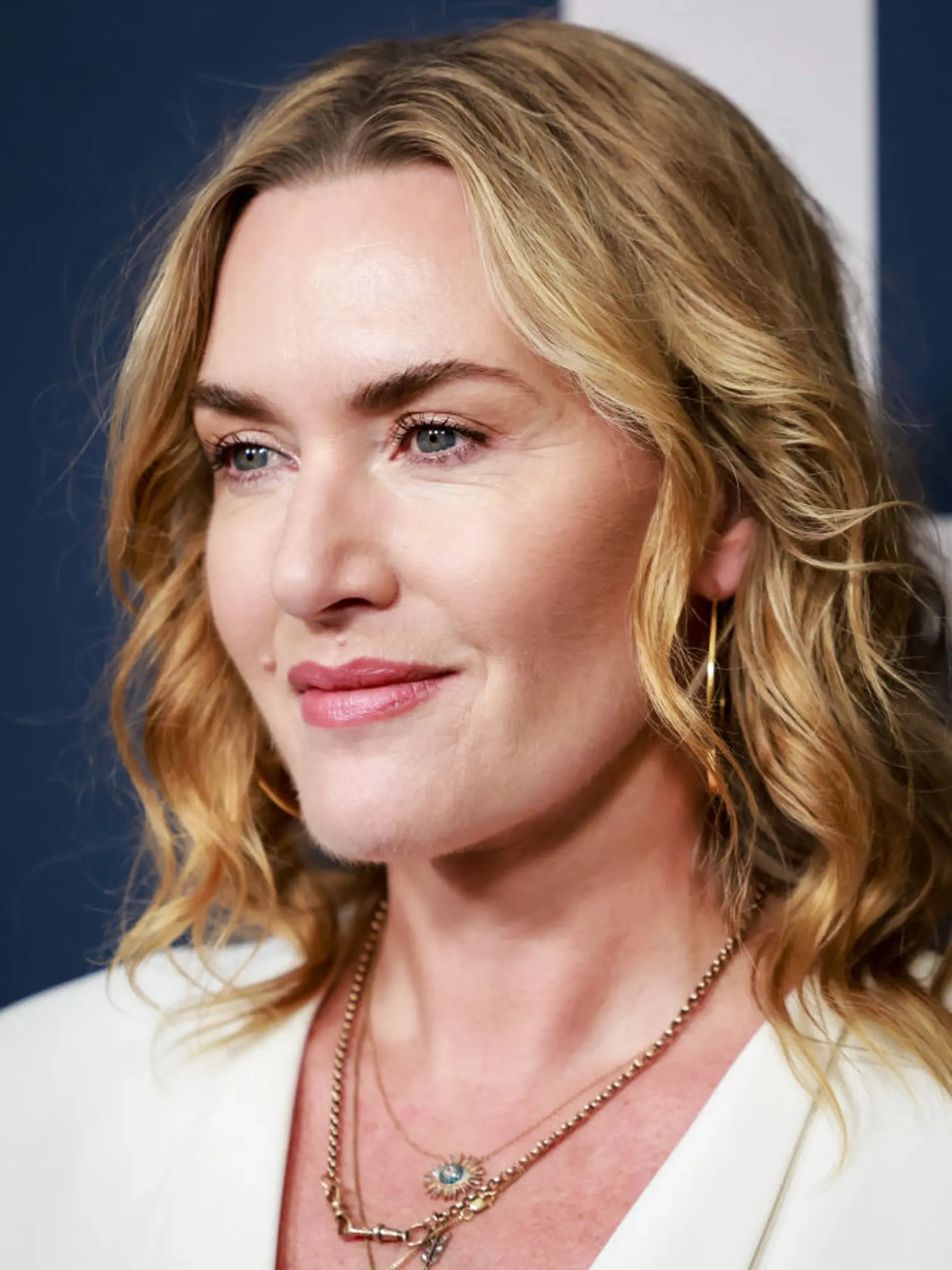 Nalepkovať ženy na základe ich vzhľadu, považuje Kate Winslet za bizarné. Herečka sa za svoje krivky ani vrásky nehanbí. Ba práve naopak, je na ne hrdá, odrážajú totiž život.
