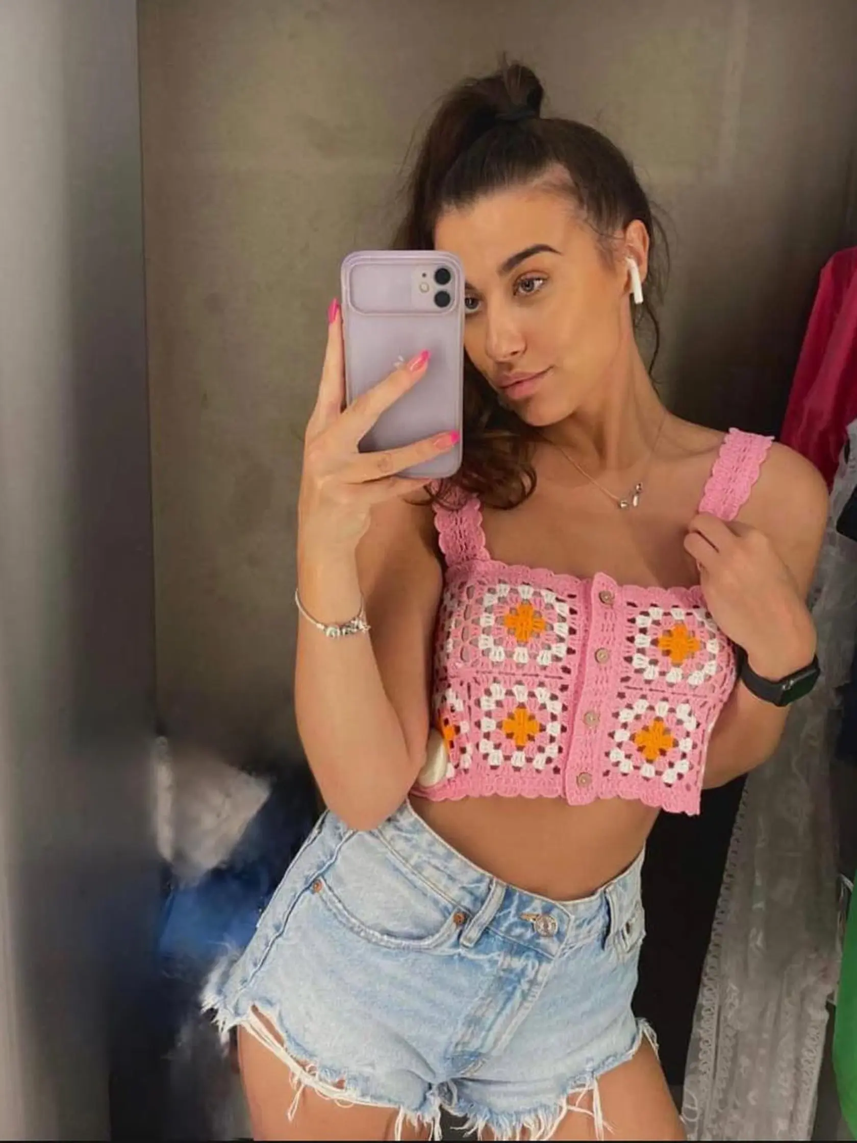 Herečka Adriána Brnčalová, ktorá hrá jednu z hlavných úloh v retro novinke Sľub, na sociálnej sieti niekoľko sexi záberov.