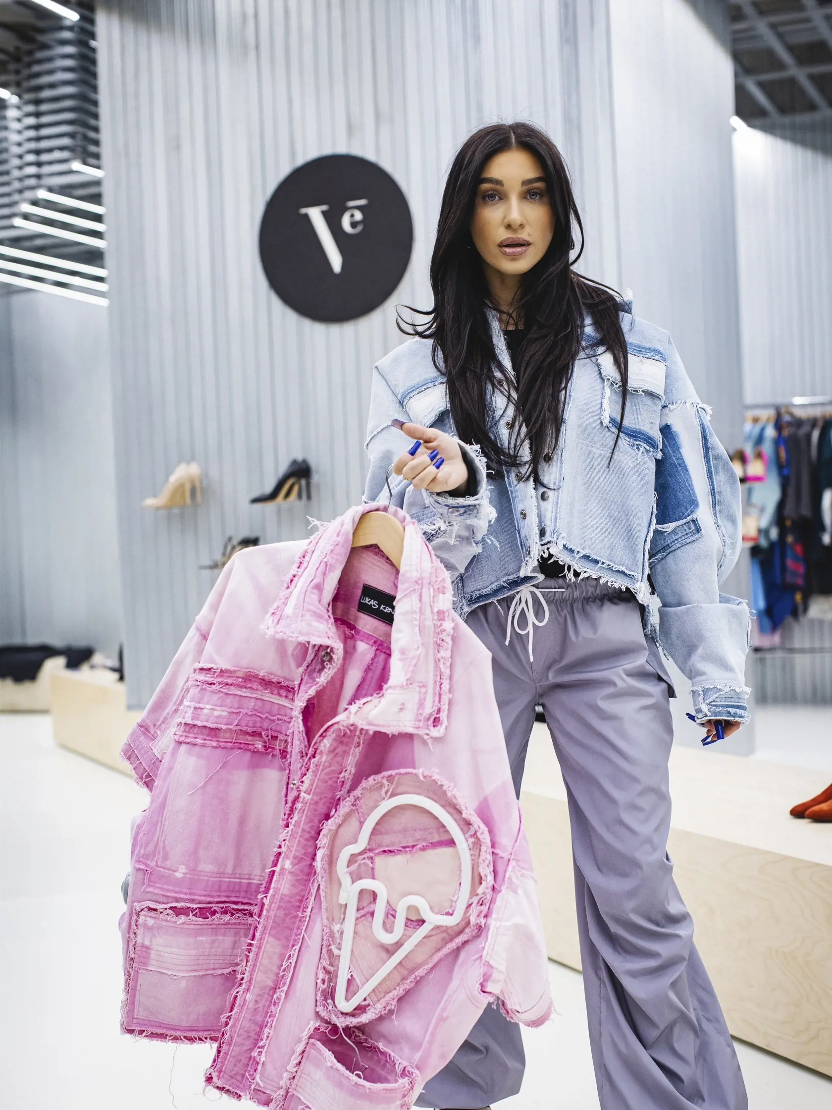 Slovenská influencerka a podnikateľka Bianka Rumanová si v multibrandovom fashion store so slovenskými a českými dizajnérmi & značkami SOM. STORE vyskúšala prácu asistentky predaja.