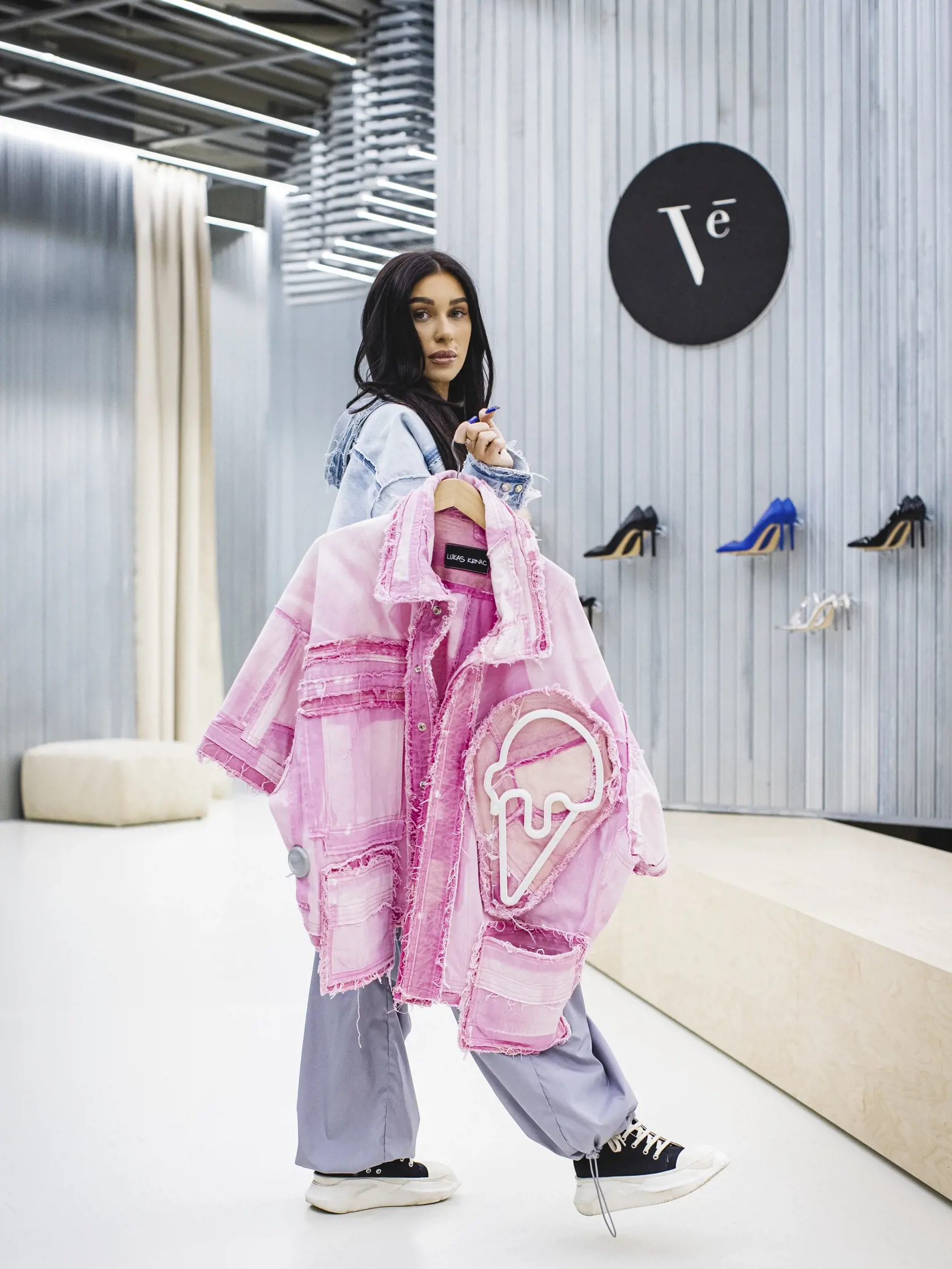 Slovenská influencerka a podnikateľka Bianka Rumanová si v multibrandovom fashion store so slovenskými a českými dizajnérmi & značkami SOM. STORE vyskúšala prácu asistentky predaja.