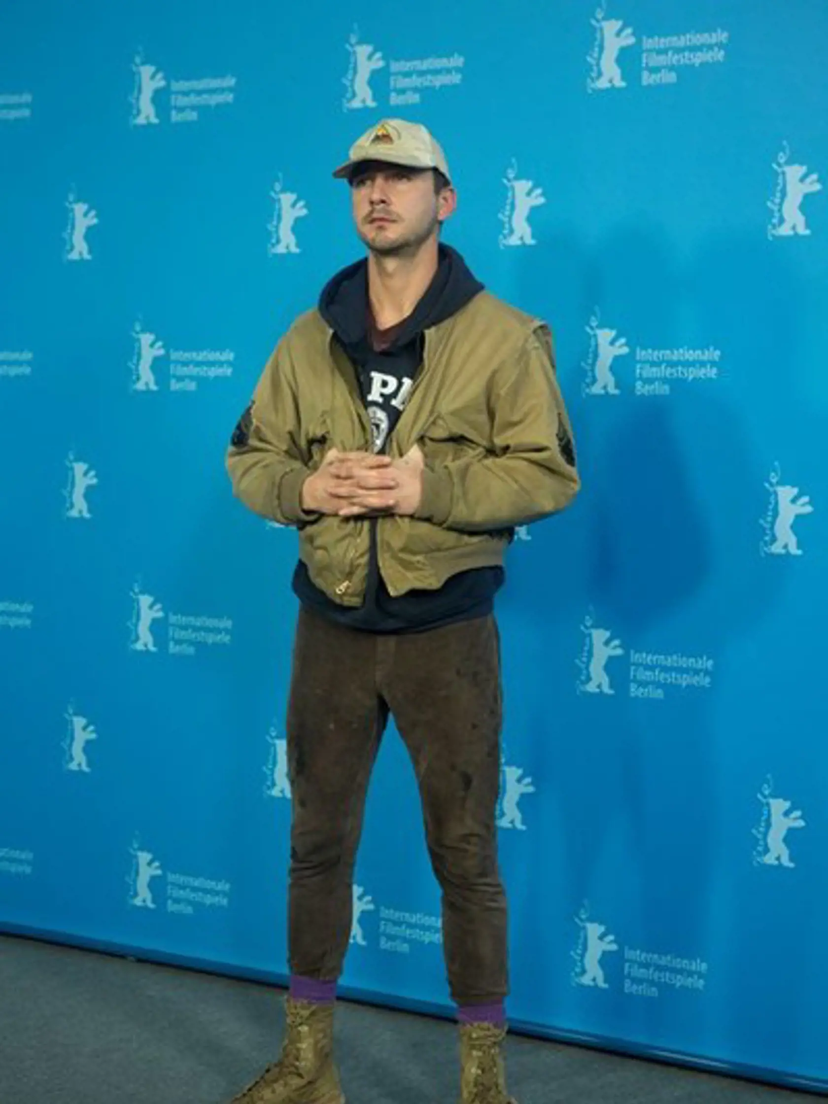 Shia LaBeouf na tlačovej konferencii k filmu Nymfomanka, z ktorej odišiel skôr ako sa skončila.