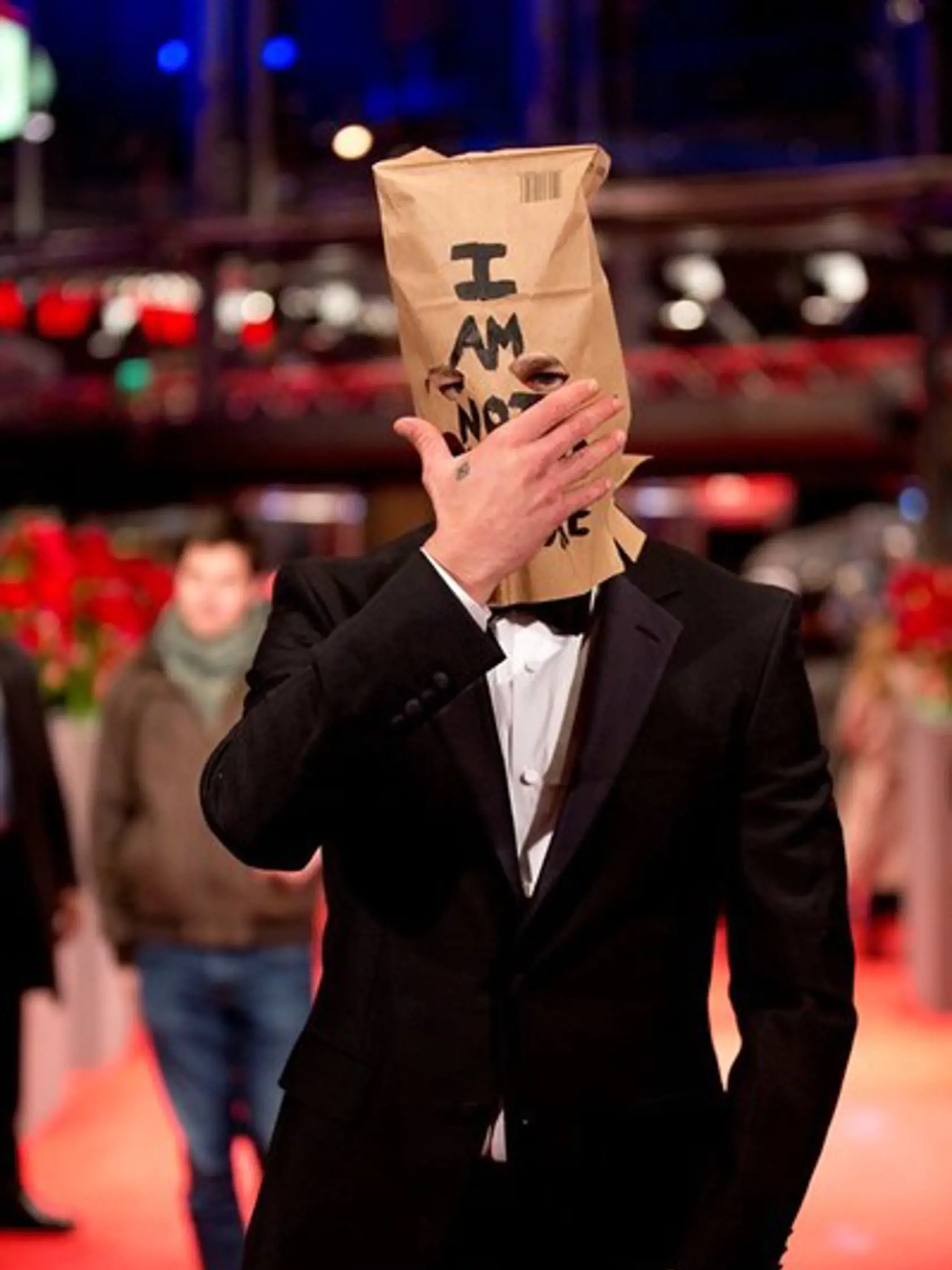 Shia LaBeouf: Po piatich rokoch znova s papierovým vreckom na hlave. Tentoraz aj s nápisom: "Už viac nie som slávny."