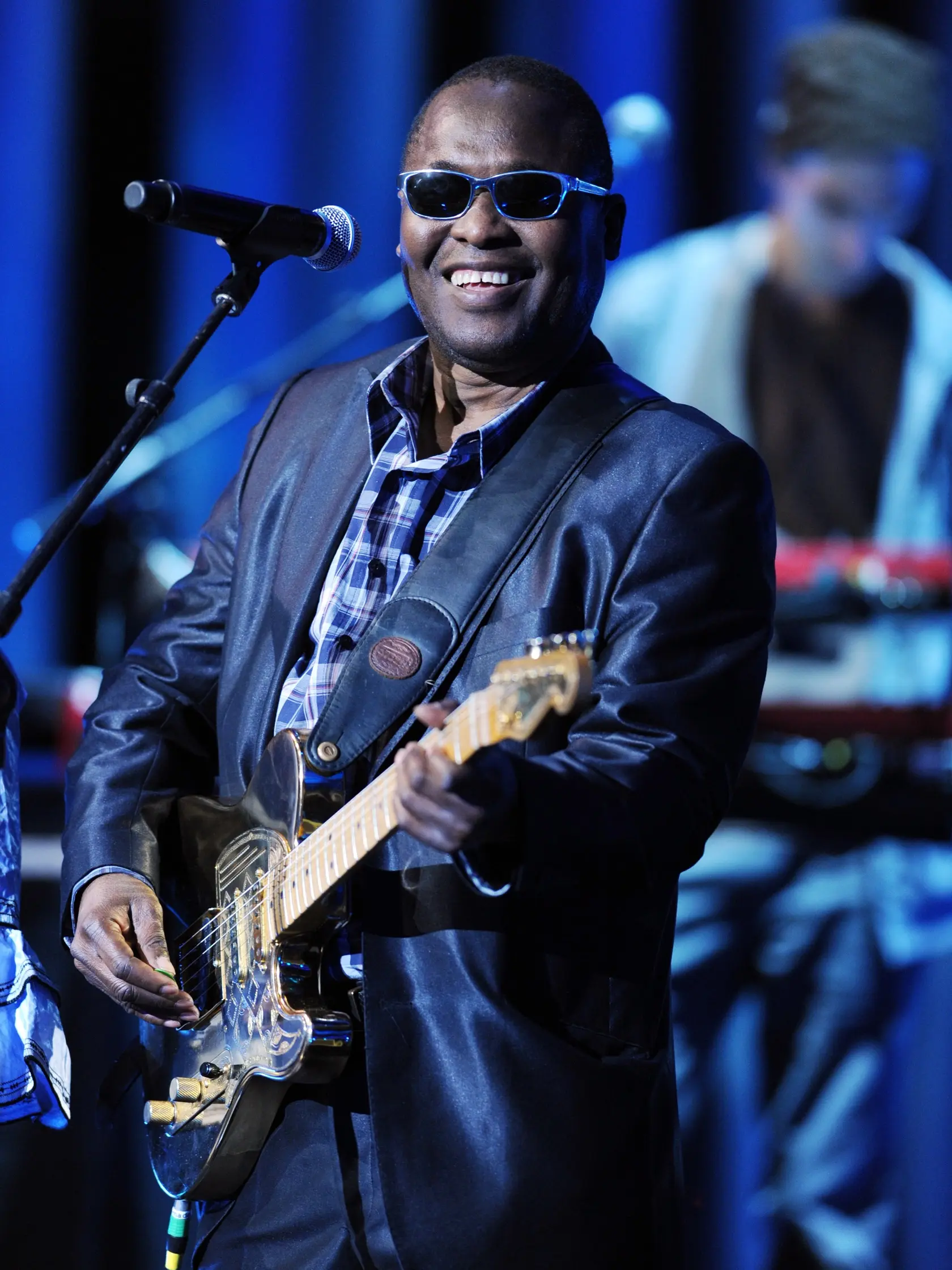 Vo veku 70 rokov zomrel uznávaný gitarista a spevák Amadou Bagayoko z malijského hudobného dua Amadou & Mariam. Malijský minister kultúry vo vysielaní štátnej televízie vzdal poctu tomuto nevidiacemu hudobníkovi. Povedal, že Bagayoko zomrel v piatok v hlavnom meste Bamako, ktoré je aj jeho rodiskom, ale ďalšie podrobnosti neuviedol.