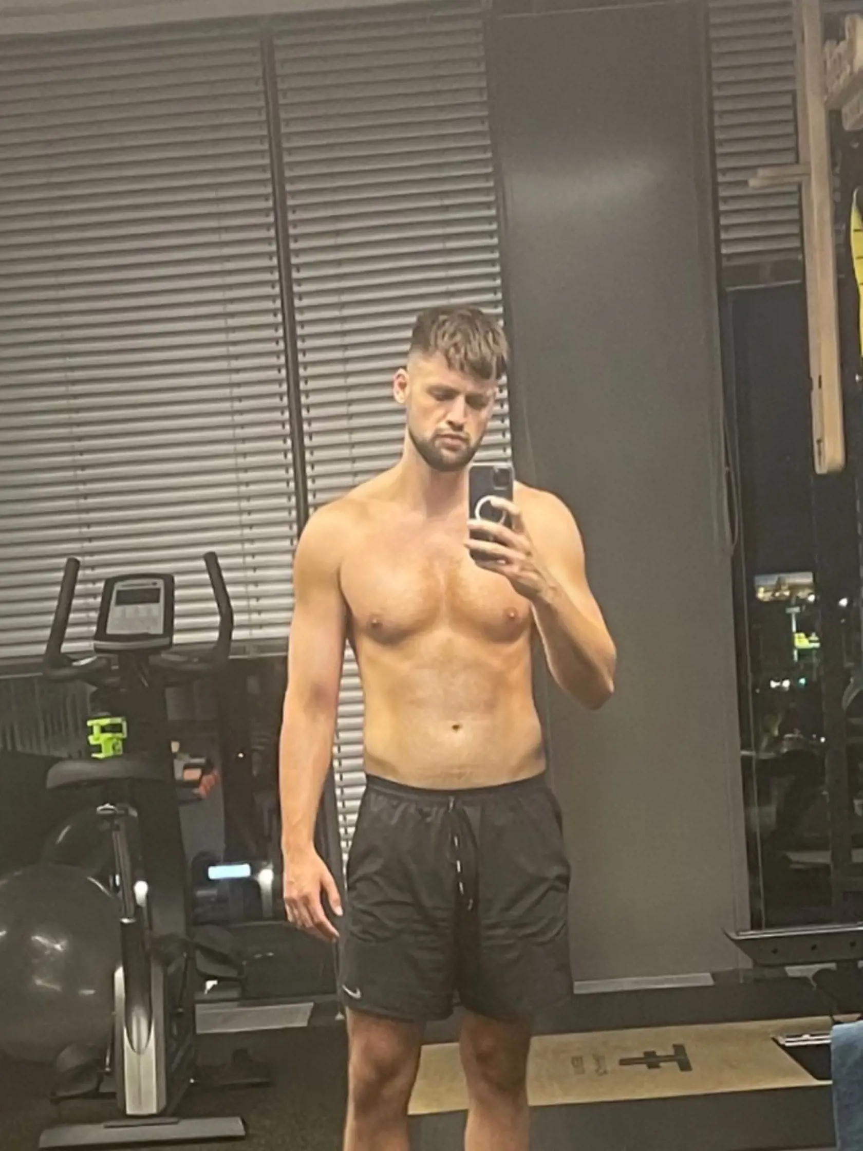 Starší syn Sulíka zverejnil fotografiu bez trička