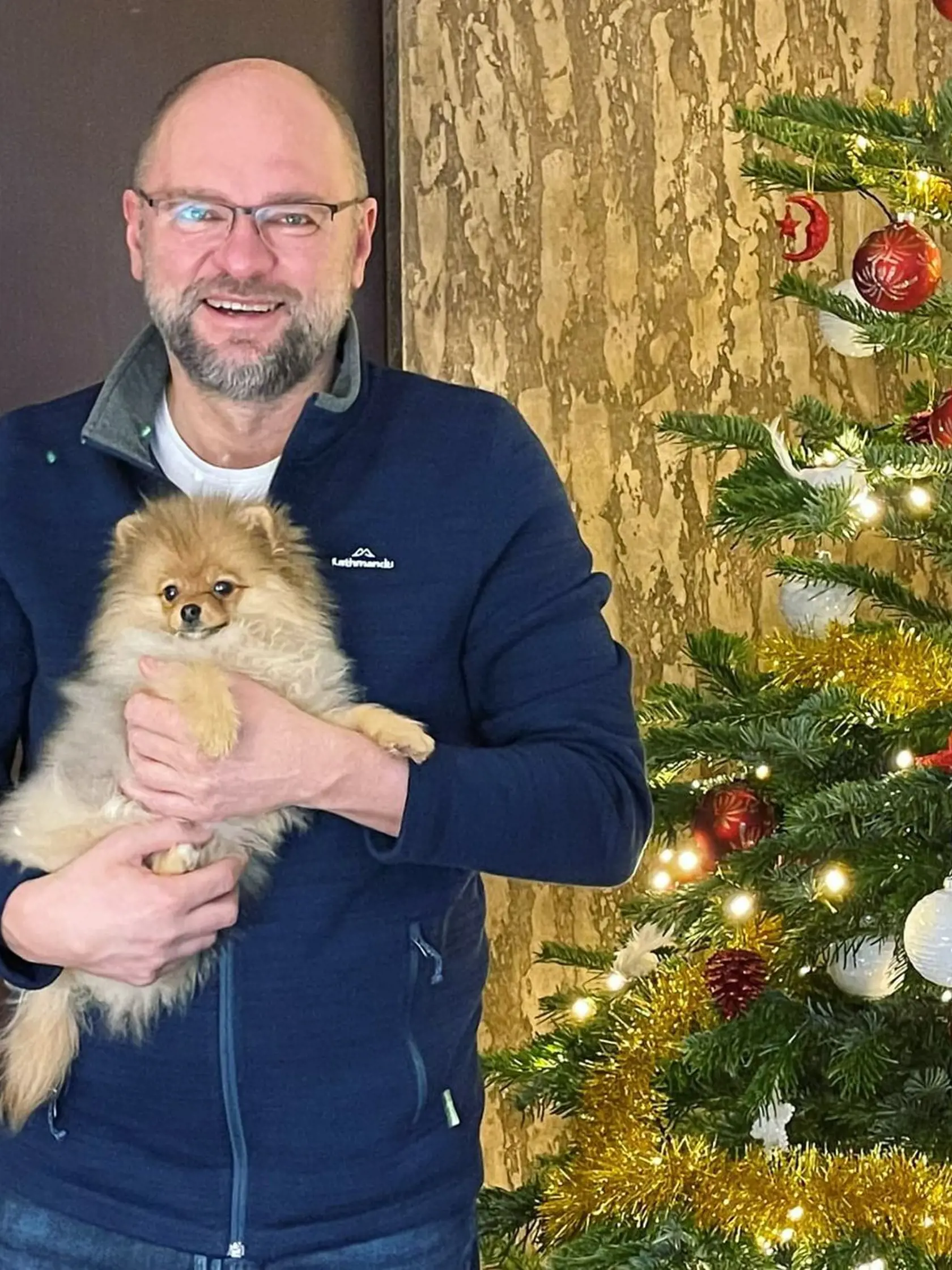 Minister hospodárstva Richard Sulík pobavil na Vianoce fotografiou, kde ukázal nového člena rodiny. "Na Štedrý večer k nám pribudol Barón von Bahnhof a pomaly si na seba zvykáme," napísal k fotke líder SaS.