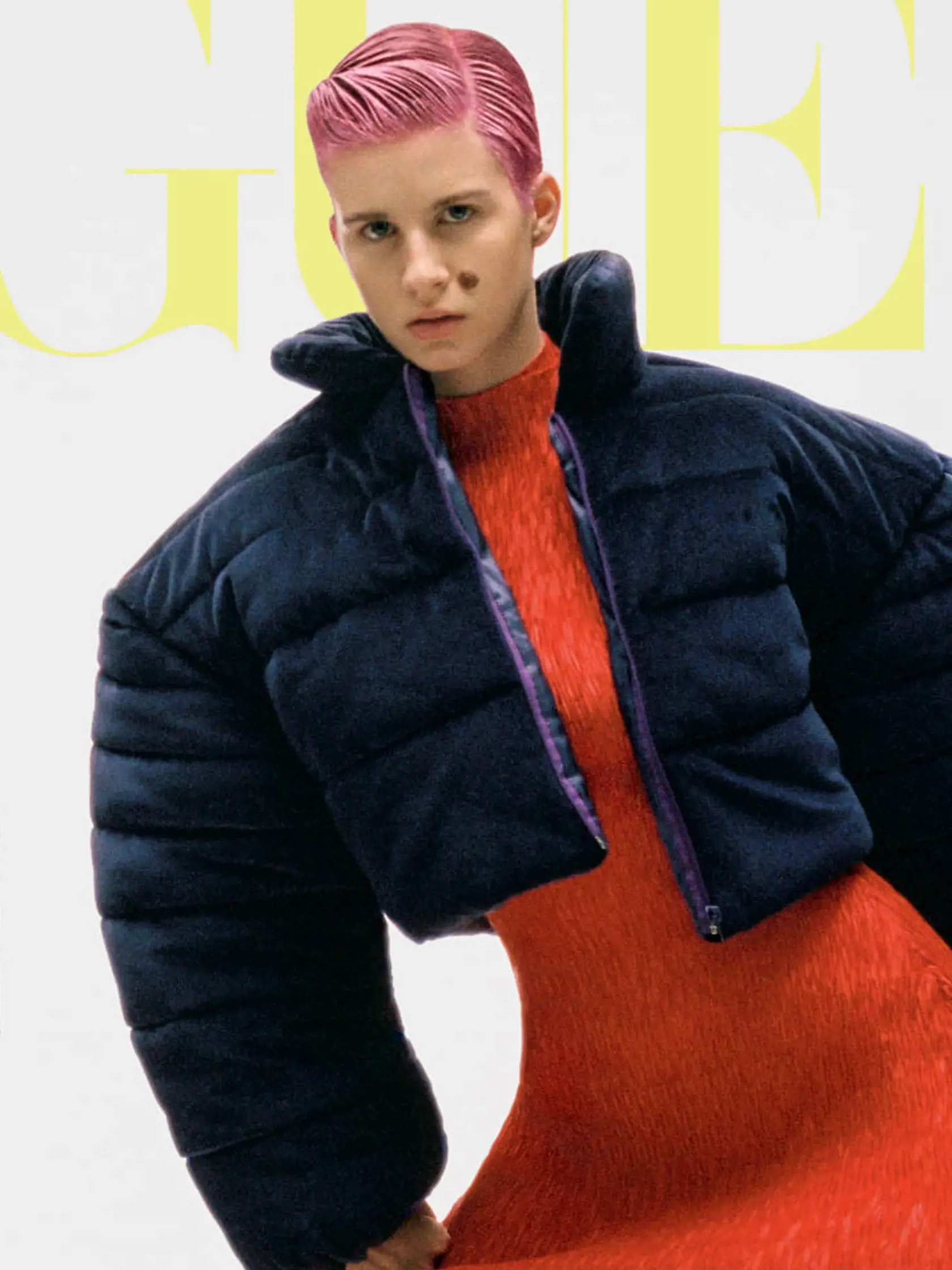 Emma je na titulke Vogue CS oblečená v pletených šatách výraznej ohninočervenej farby v kombinácii s tmavomodrou prešívanou páperovou bundou. Pozornosť púta aj jej nový účes! Mladá modelka sa totiž objavila so zaujímavým ružovým odtieňom vlasov.