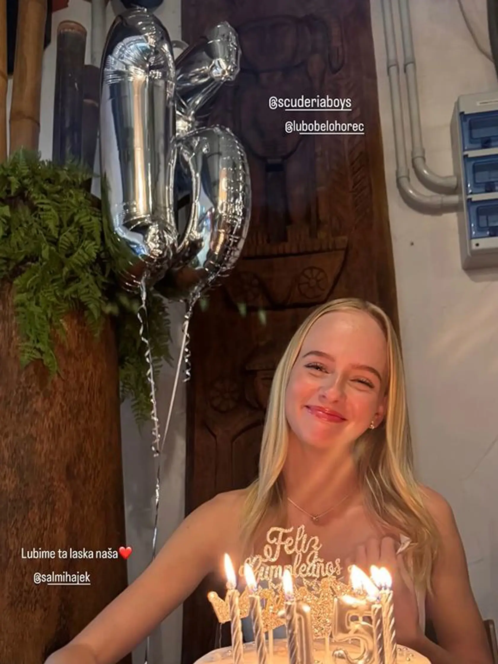 Oslávenkyňa Salma Hájek dostala krásnu bielu tortu s číslom 15.