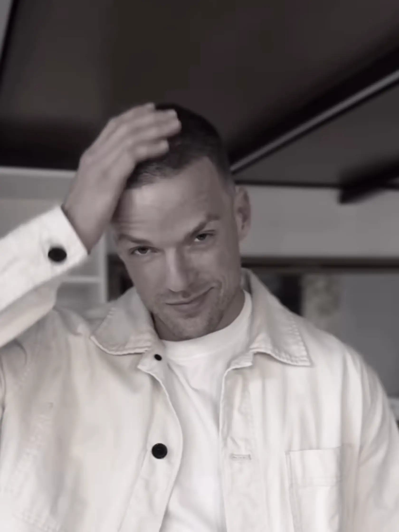 Radko Urbanyak sa ostrihal. Priscilla mu na hlave vytvorila moderný buzz cut.