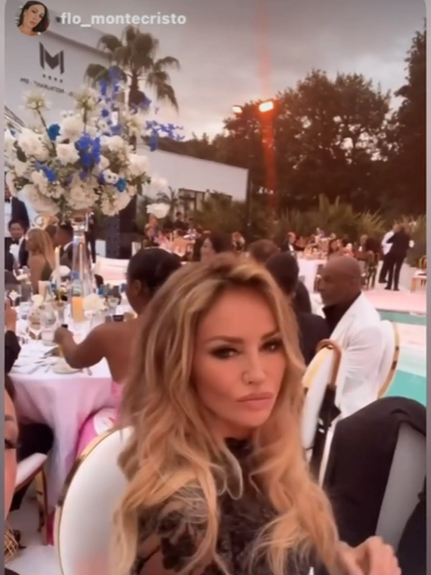 Adriana Sklenaříková na luxusnej párty. Vedľa pri stole Mike Tyson.