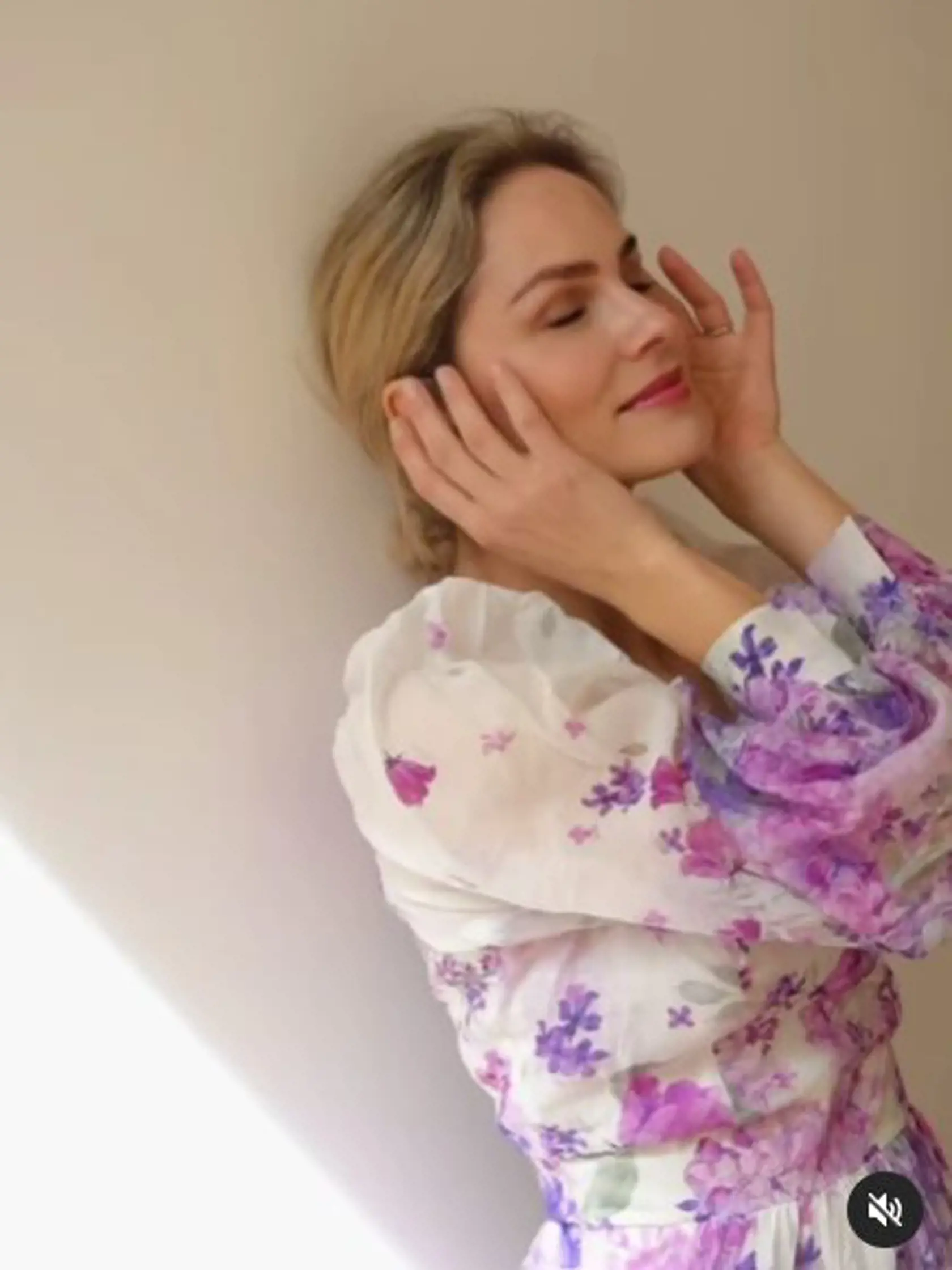 Ivana Gáborík v prekrásnych šatách s teniskami.