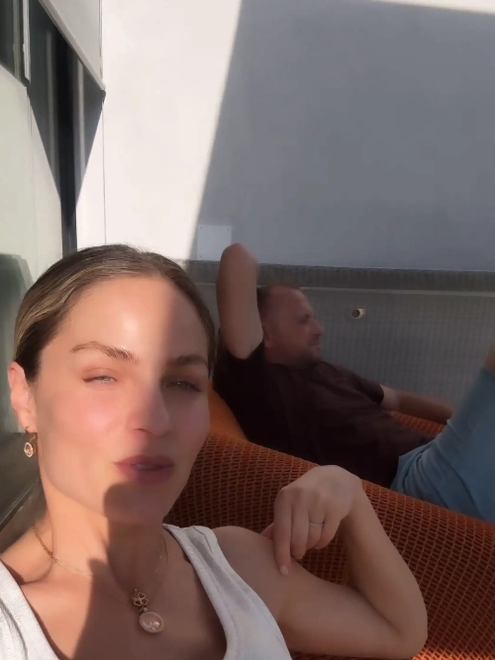 Bella a Leia hneď otestovali trampolínu, a tak si rodičia mohli konečne na chvíľku oddýchnuť.