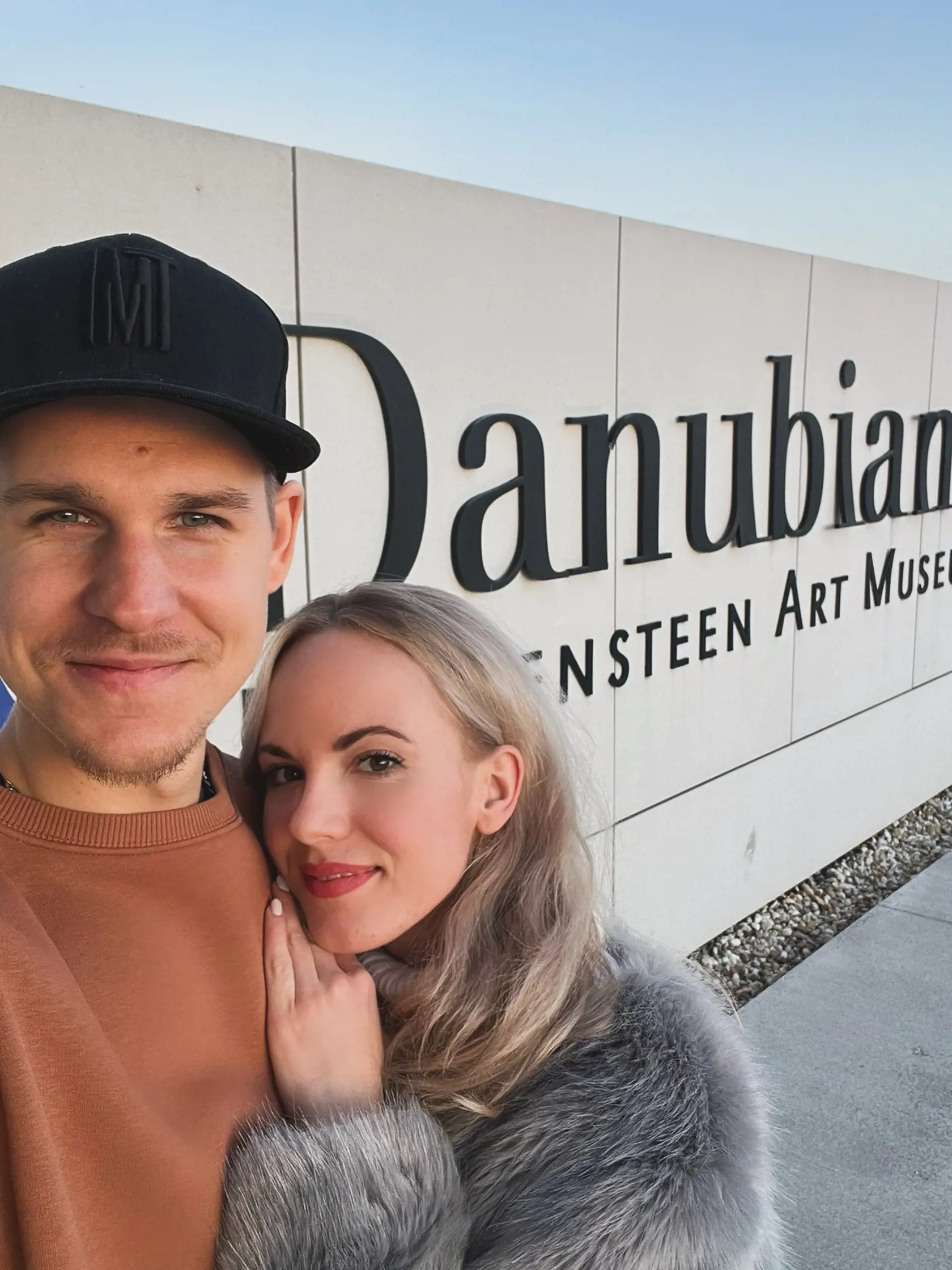 Moderátorka a redaktorka RTVS Barbora Bodáková a Adam Kocian spolu takto ďakovali za rok 2023.