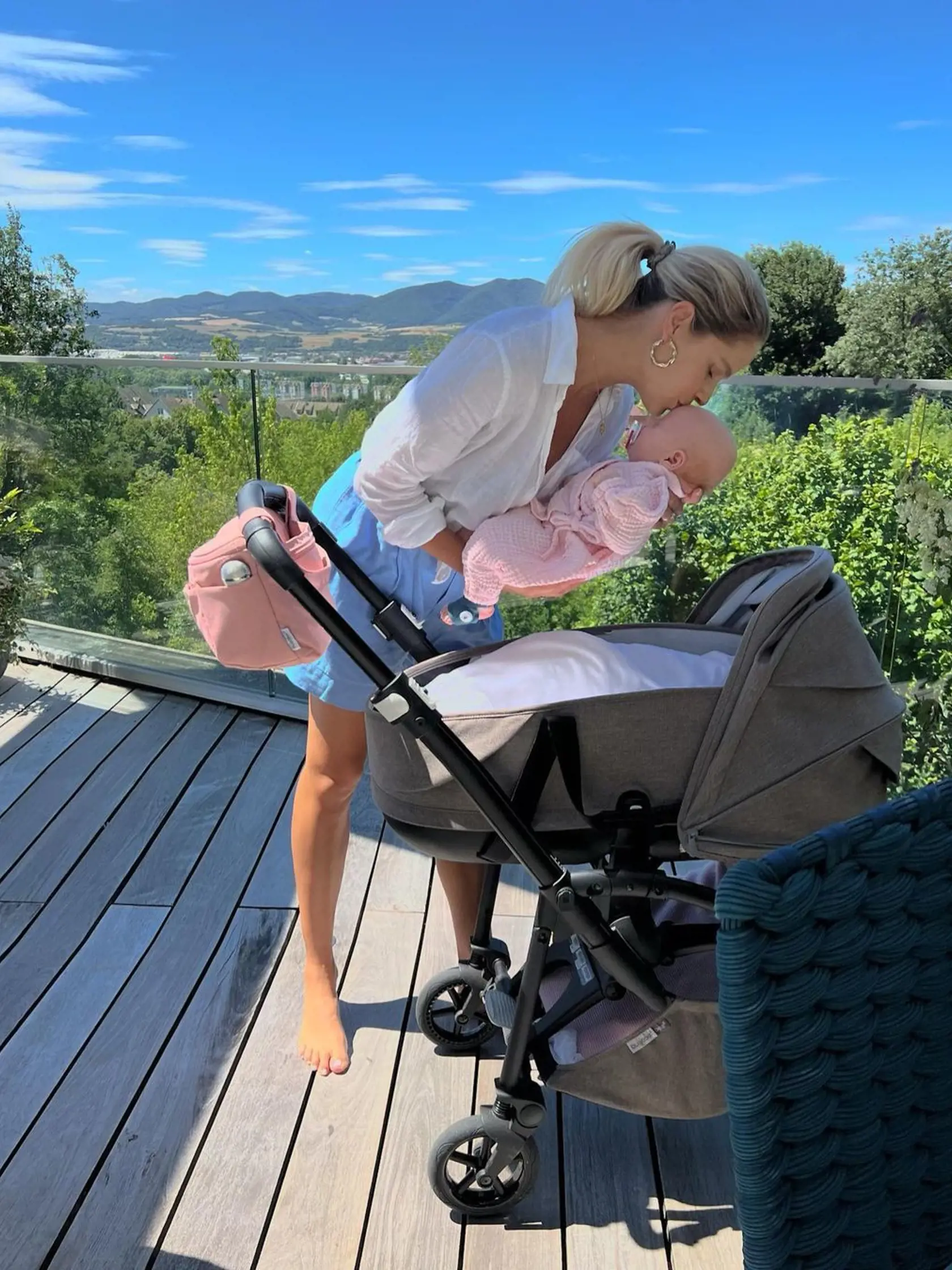 Ivana s druhou dcérkou na terase domu.