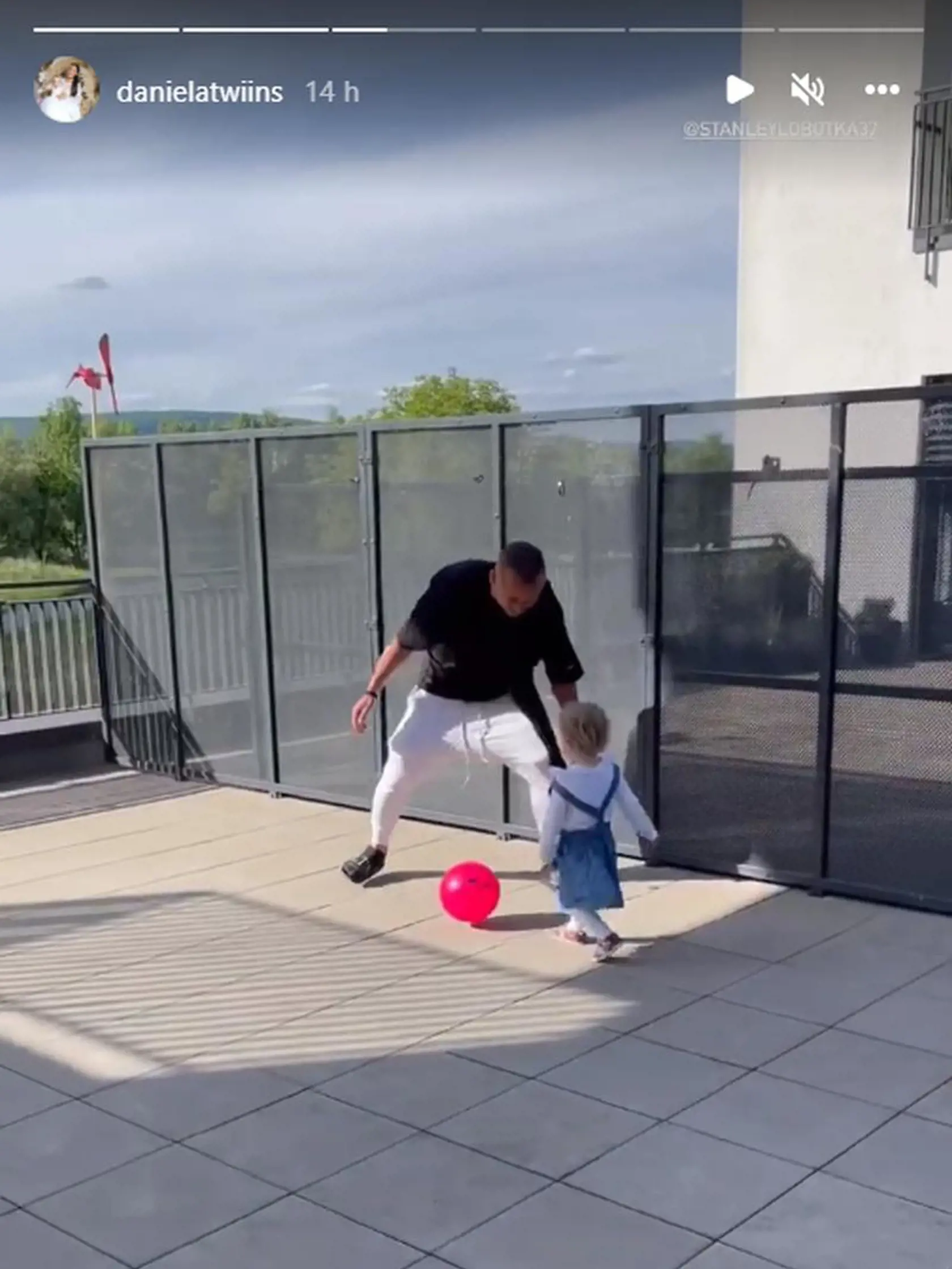Po sezóne sa Stano vrátil na Slovensko a jeho prvé kroky zamierili za ex-partnerkou a dcérou Lindou. Takto sa s ňou zahral a chvíľku šťastia potom zverejnili na Instagrame. Odvtedy sme o nich spolu nepočuli. Dokonca sa o vnučku nezaujíma ani jeho otec.