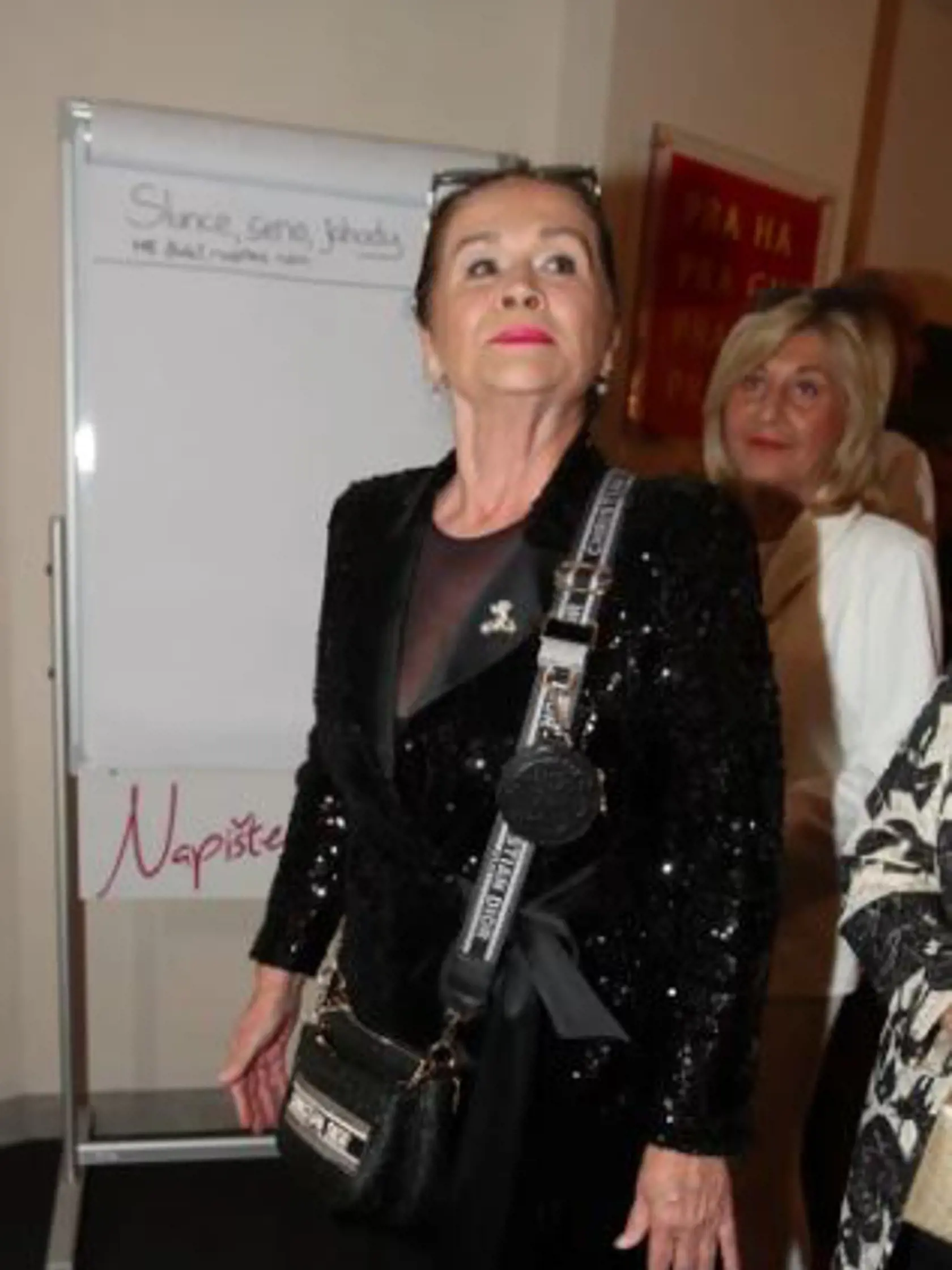 Gregorová zvolila zaujímavý čierny outfit.